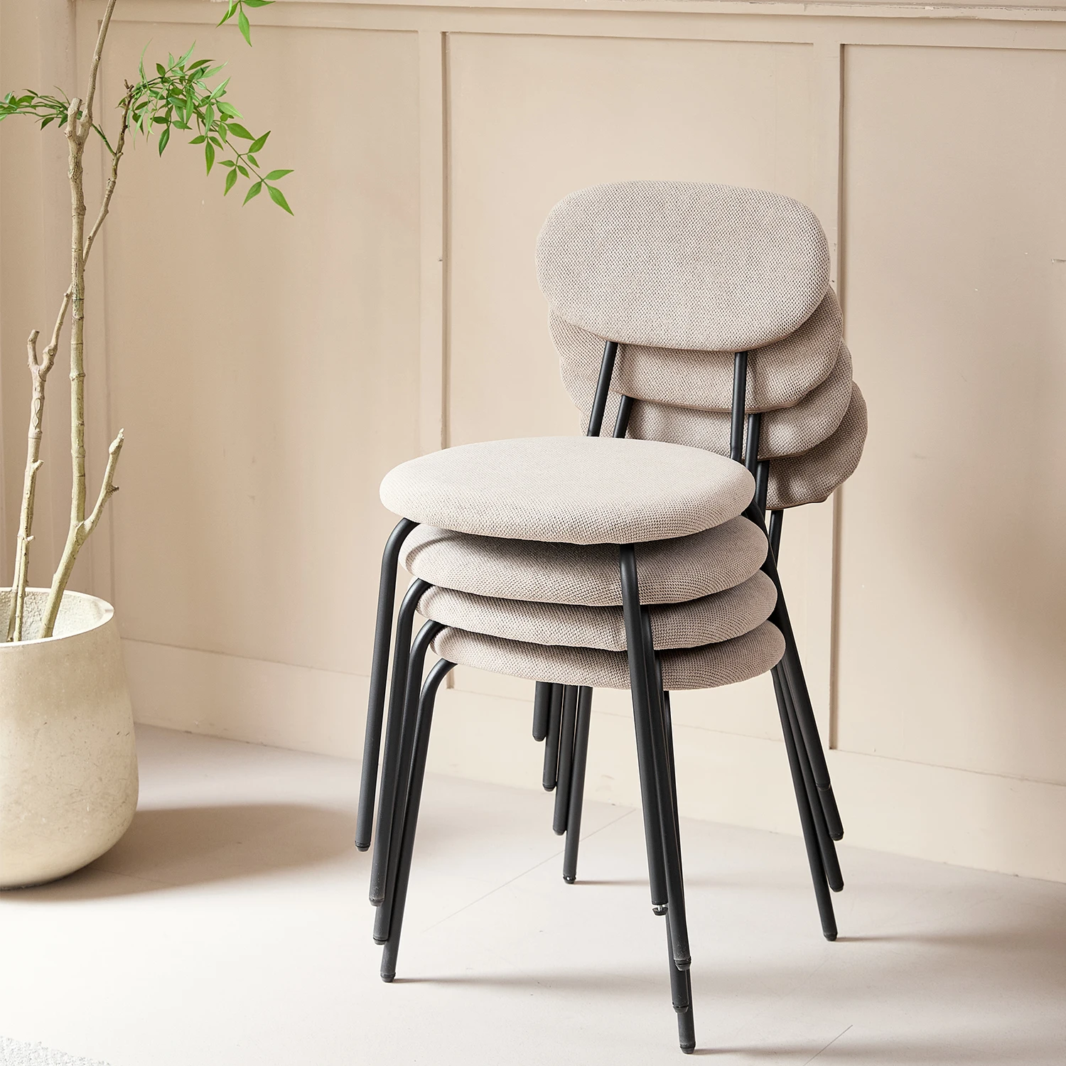 Set aus 4/6 nordischen Esszimmerstühlen mit Eisenbeinen, gepolstert, schlicht, hochwertig, stapelbar für Wohnzimmer/Wartezimmer/Bar/Restaurant – Detail 1