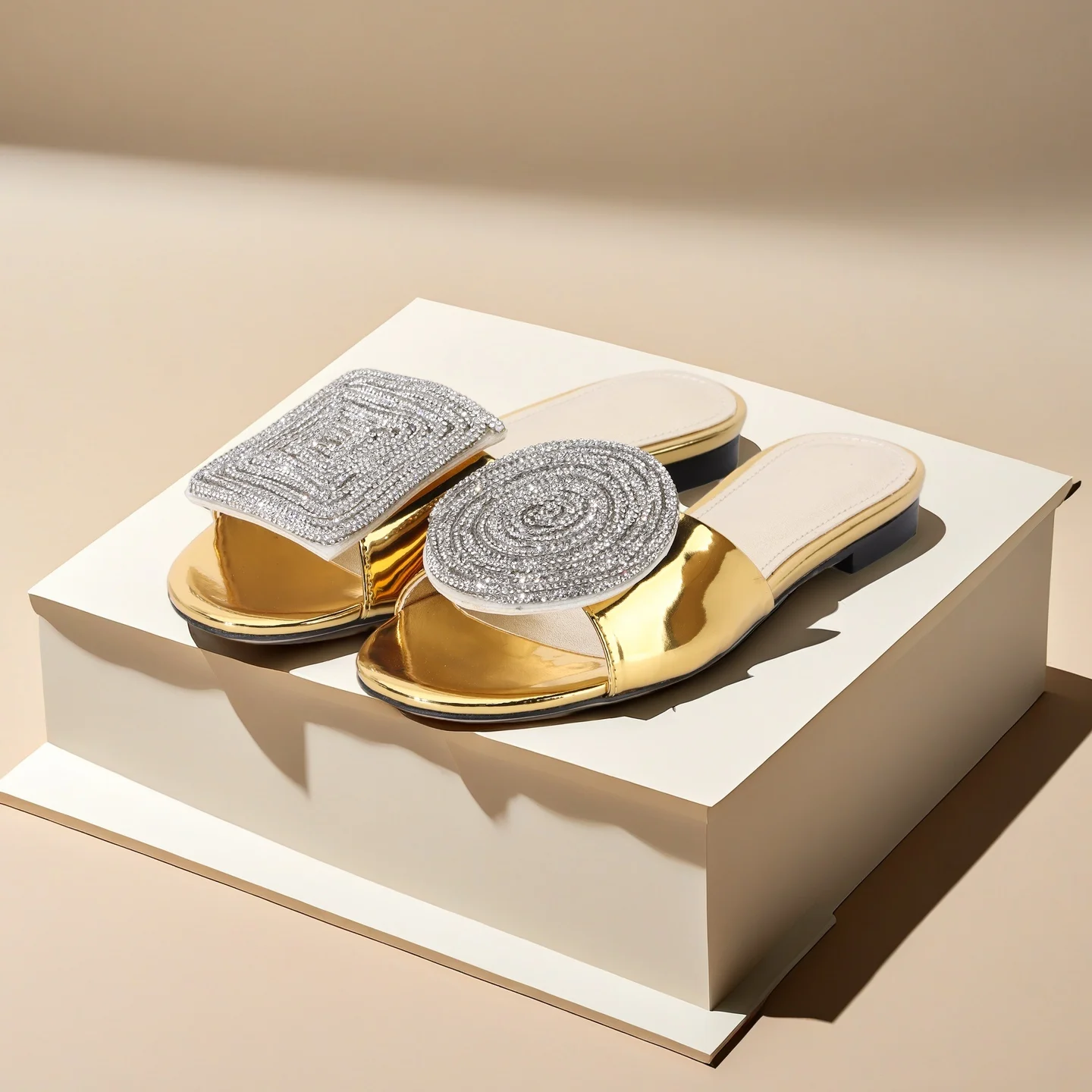 

2025 Round toe Slippers Luxury Designer Gold Flat Rhinestone Sandals Ladies Mules Shoes for Women Summer Dress Wedding Party