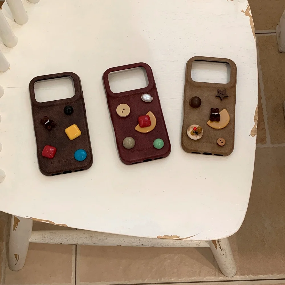 

Leather three-dimensional bear button mobile phone case, suitable for iPhone14/15/16/17 Pro Max, 17 Pro new protective case