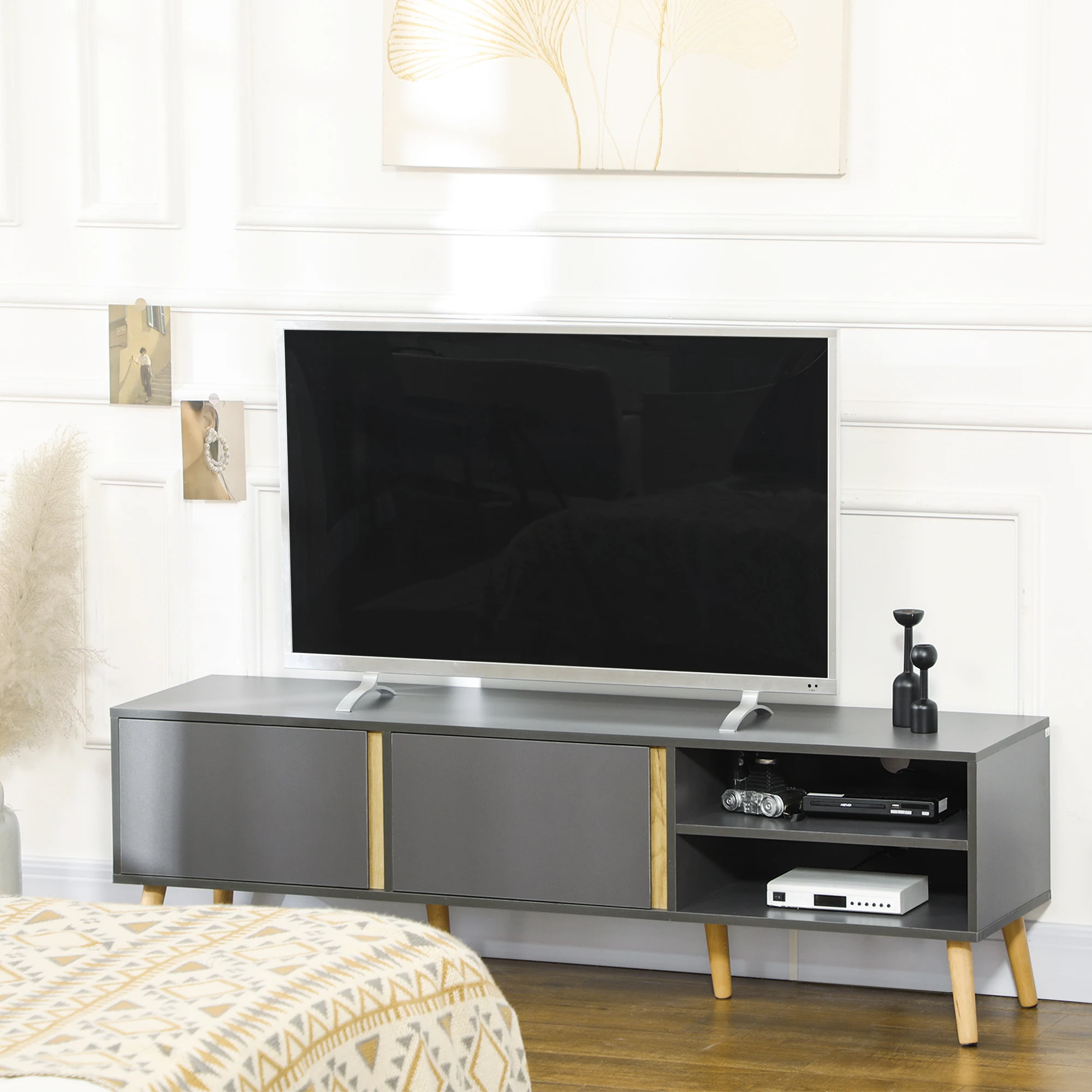 Mueble para TV Estilo Escandinavo, Consola Multimedia para Televisores de hasta 55 Pulgadas, Mueble para TV con 2 Puertas de Almacenamiento, Compartimentos Abiertos y Orificios para Organización de Cables, Patas de Madera, Centro de Entretenimiento para Sala de Estar, Acabado Gris Oscuro