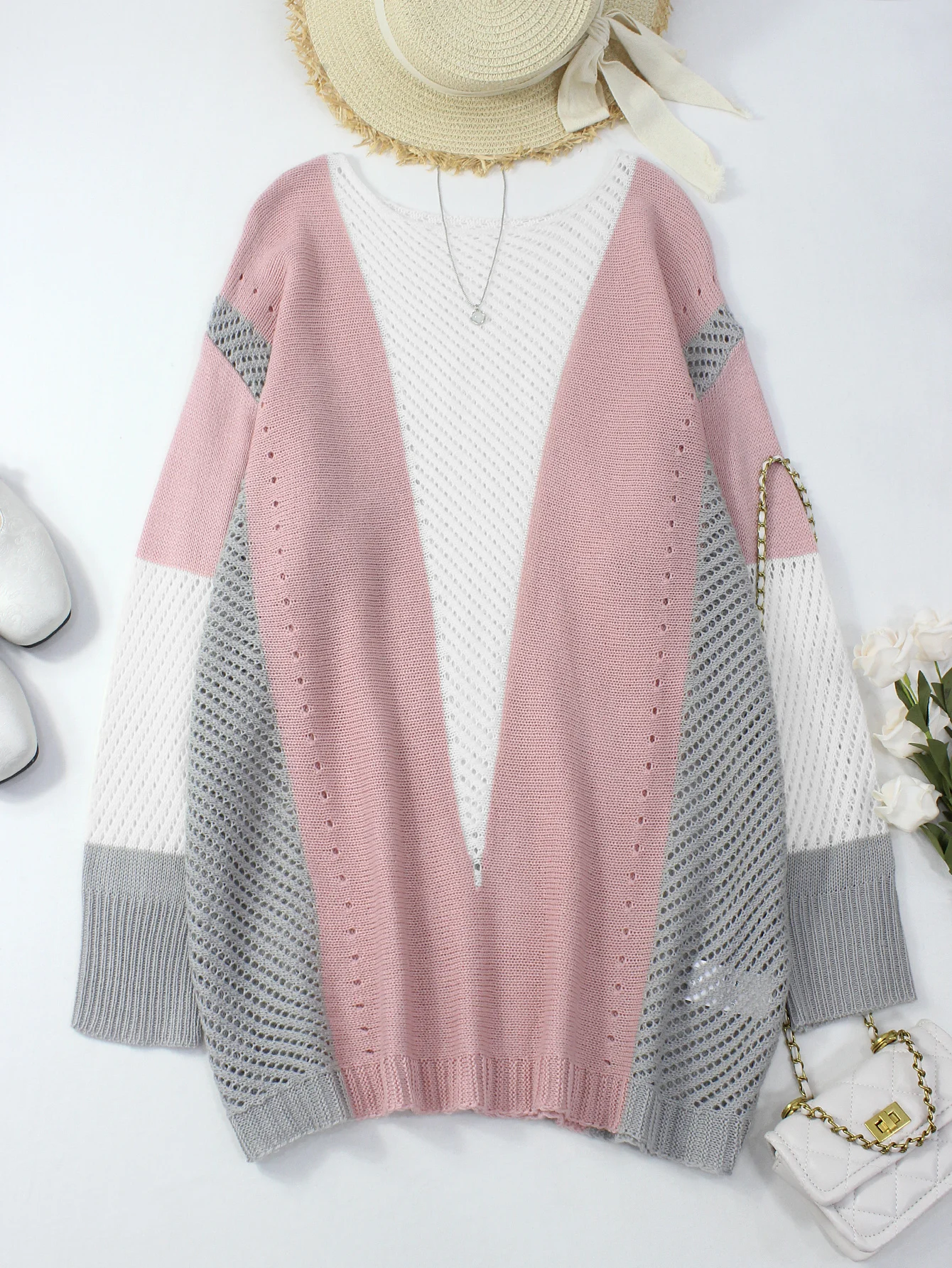 

Женский вязаный свитер больших размеров на осень-зиму: асимметричный, с цветными блоками и вырезами, женская трикотажная одежда