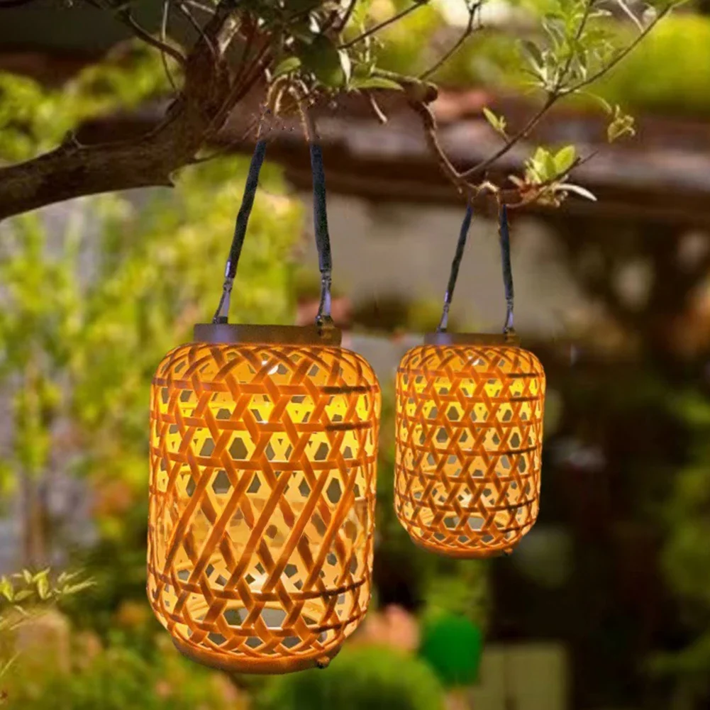 Lanterne Solaire en Rotin et Bambou, Luminaire Décoratif d'Extérieur, Idéal pour un délégations ou un Jardin