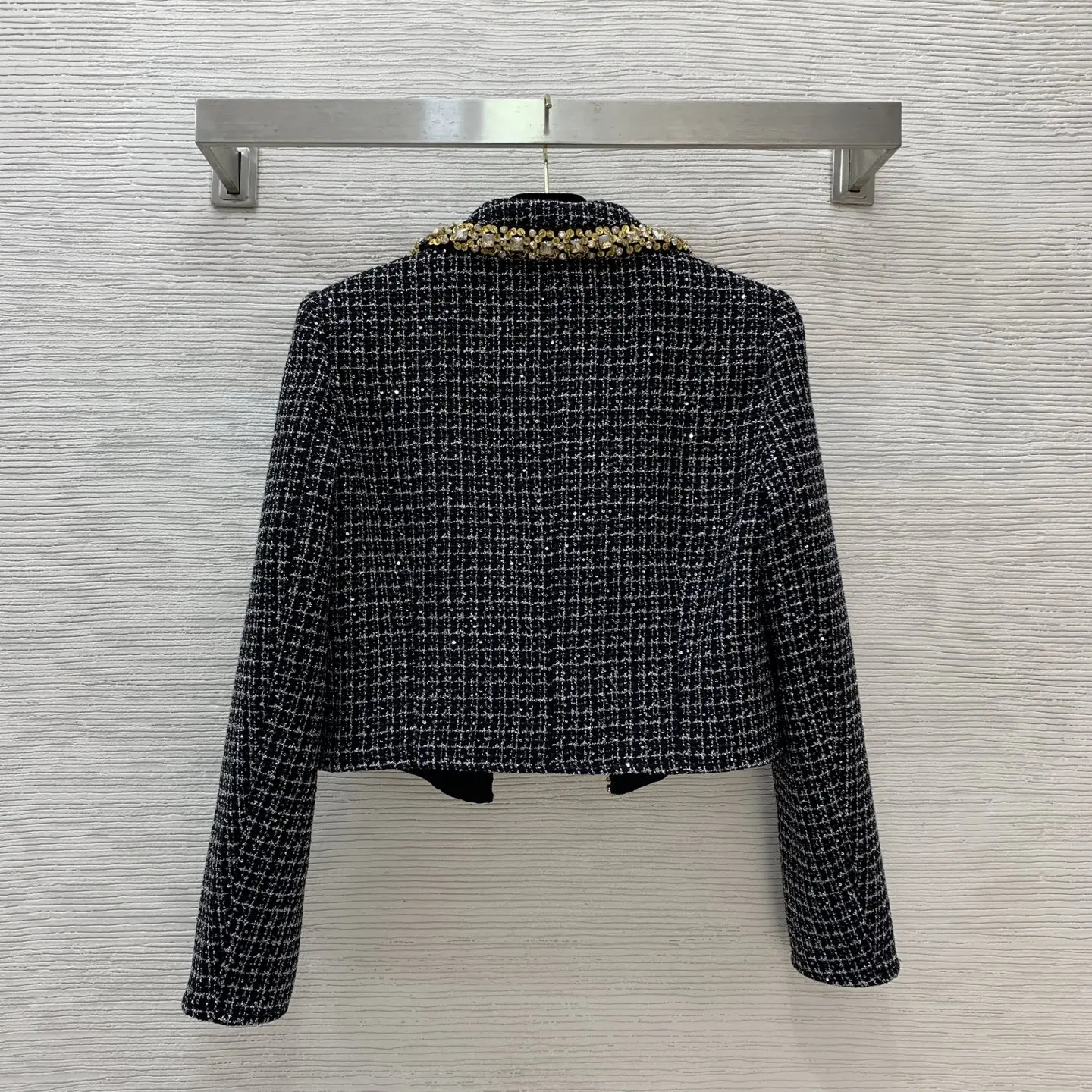 

Women's new sequin woven bead inlaid diamond decoration buttonless placket lapel long sleeved short coarse woolen coat