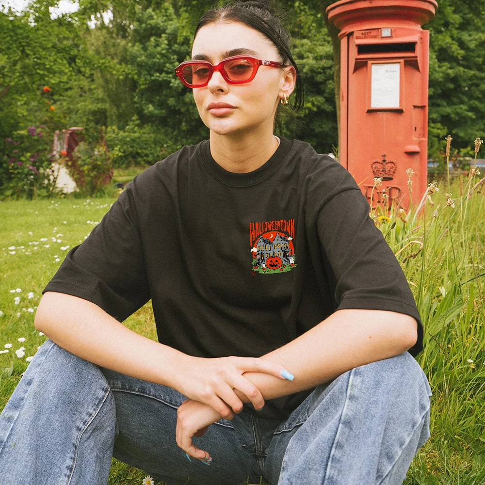 남성용 및 여성용 빈티지 할로윈 티셔츠 - 블랙 & 레드 1978 디자인 - 100% 헤비웨이트 코튼. 할로윈 파티에 딱 맞습니다.