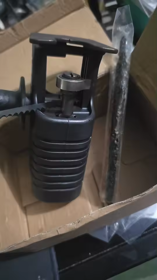 Cliente mostrando el adaptador de sierra FORGEX™