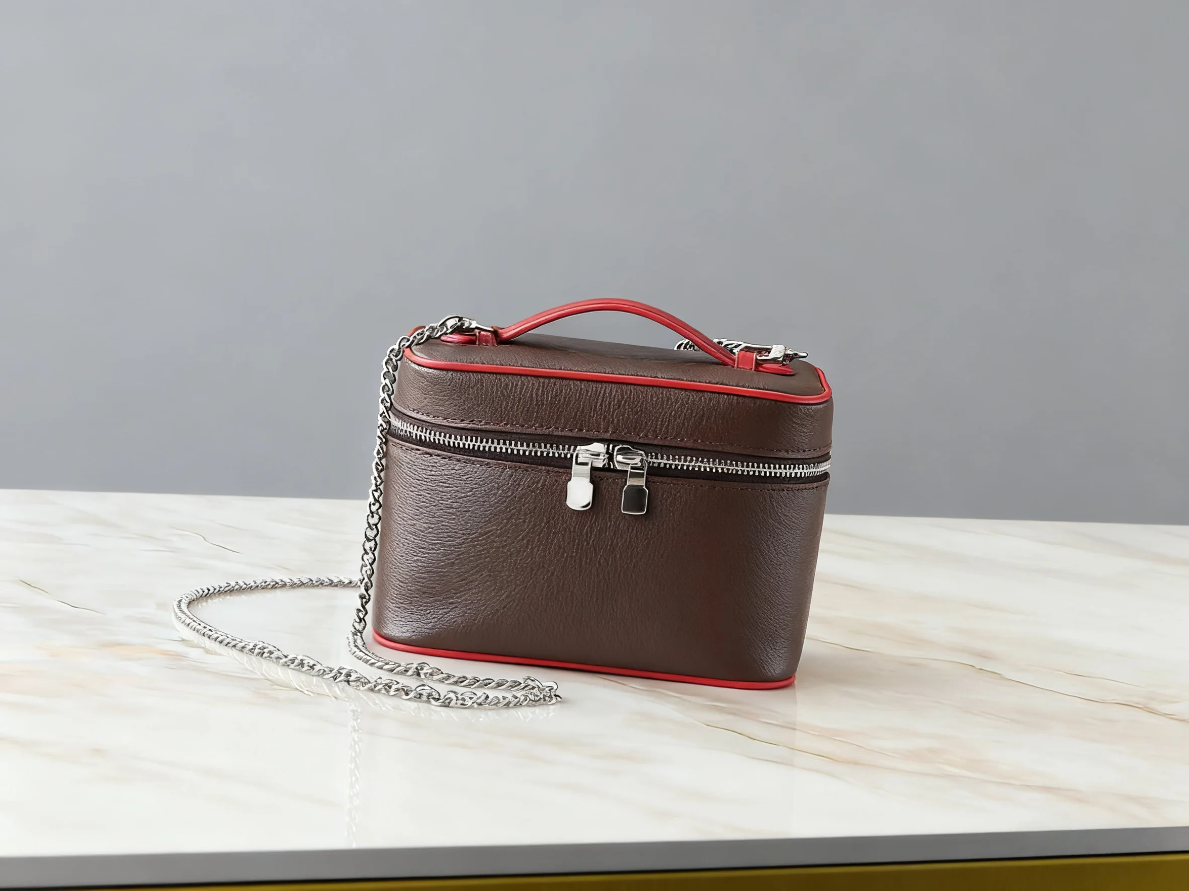 

2025 New SIZE: 20X13.5X12 CM Fashionable Versatile bags leather Portable can be carried on the shoulder no boxes