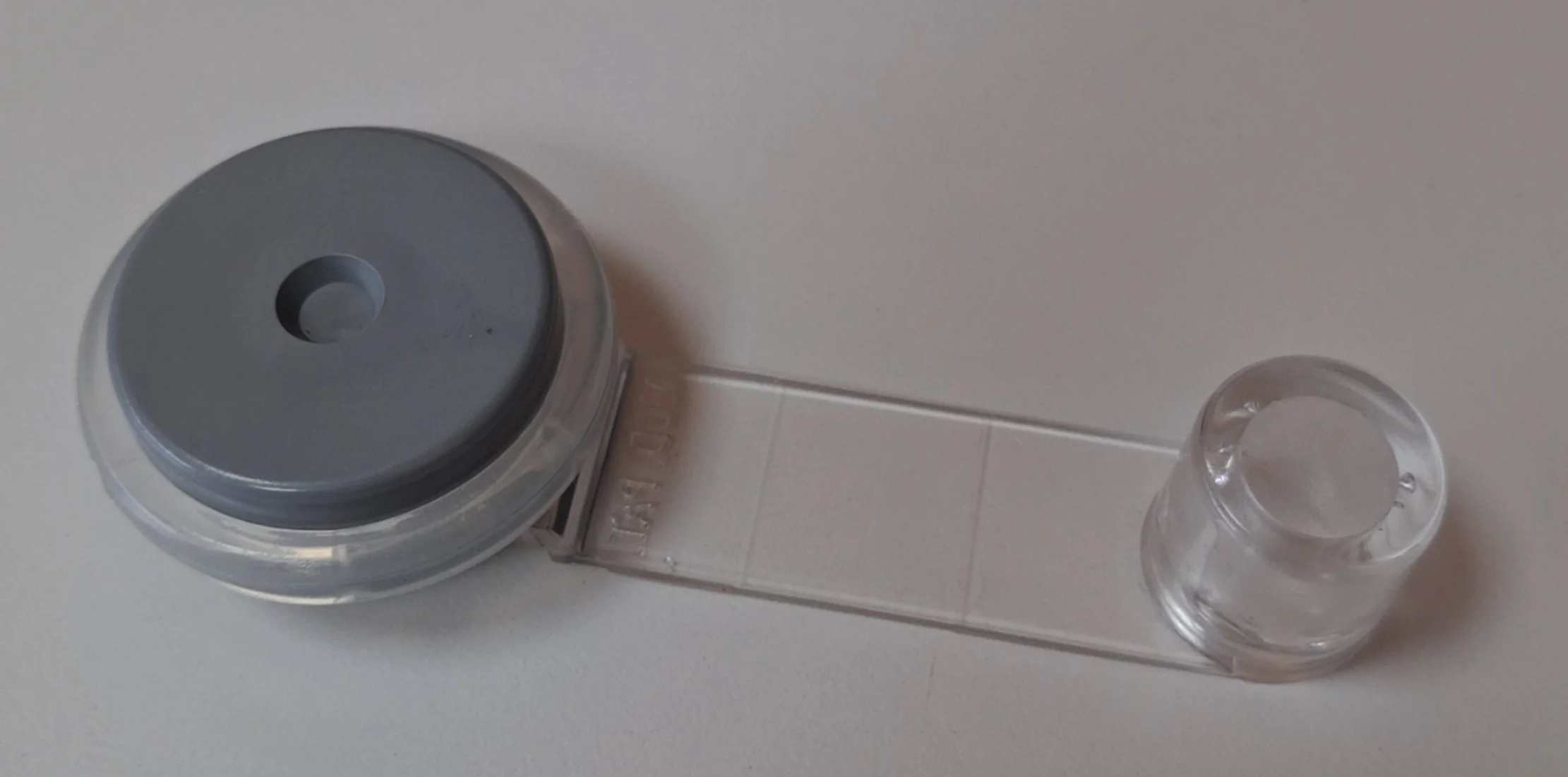 NIEUW - 4 witte zelfklevende deurstoppers met afneembare transparante draaibare houder en rubber. Tweekleurig. Het merk Tecnofit. Gemaakt in Spanje. (Wit en Transparant)