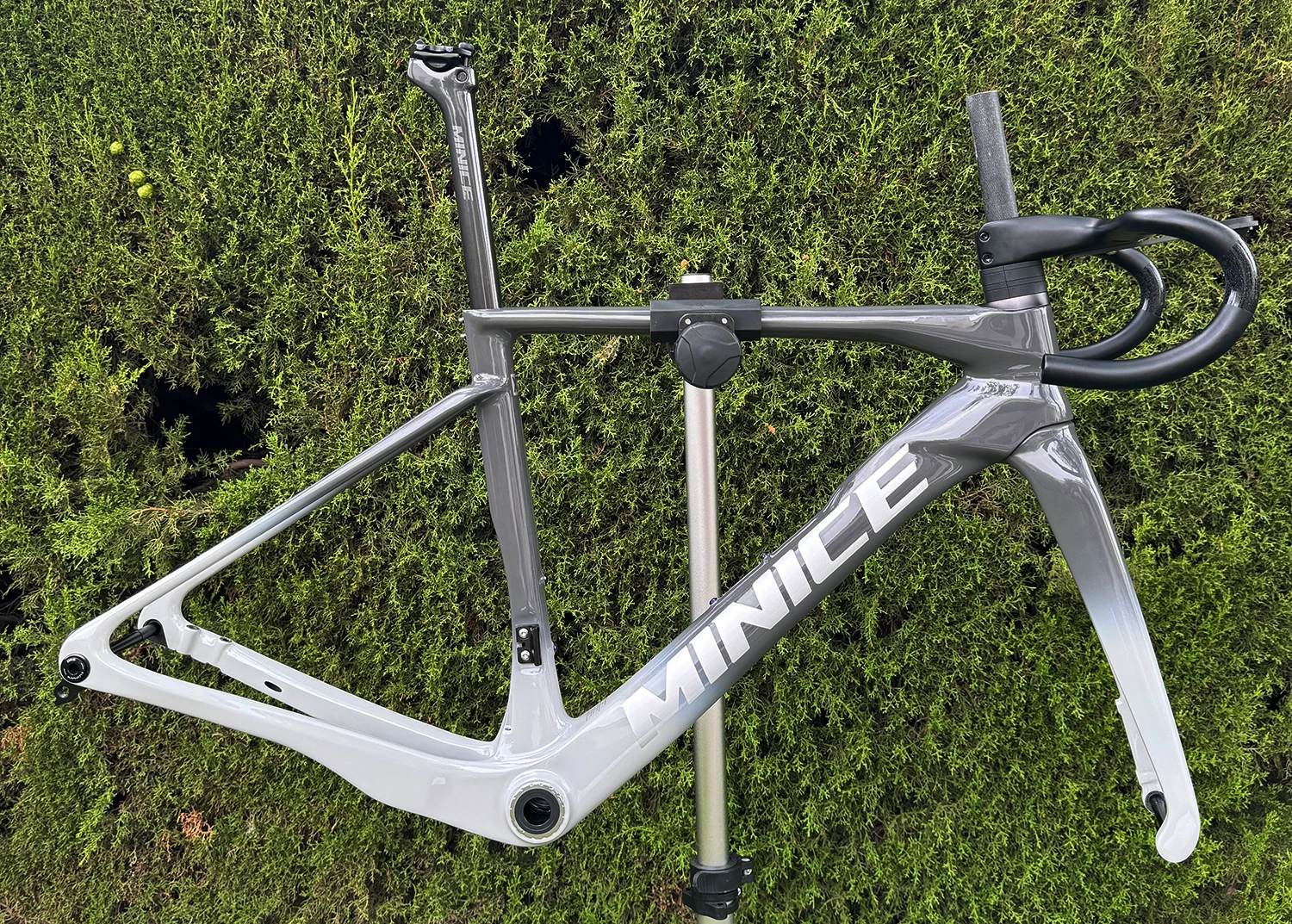 Minice Aerodynamischer EPS-geformter Carbonrahmen mit Scheibenbremse, max. 700*32C, AERO Rennrad-Rahmenset, BSA, vollständig interne Kabelführung, Lenker, DI2, mechanisch – Detail 18