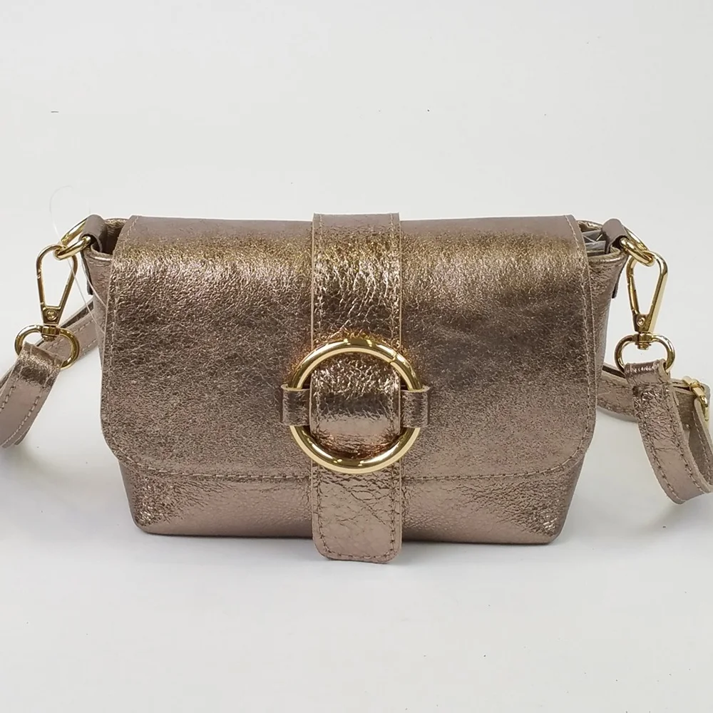 Bolso pequeño de cuero con diseño iridiscente.