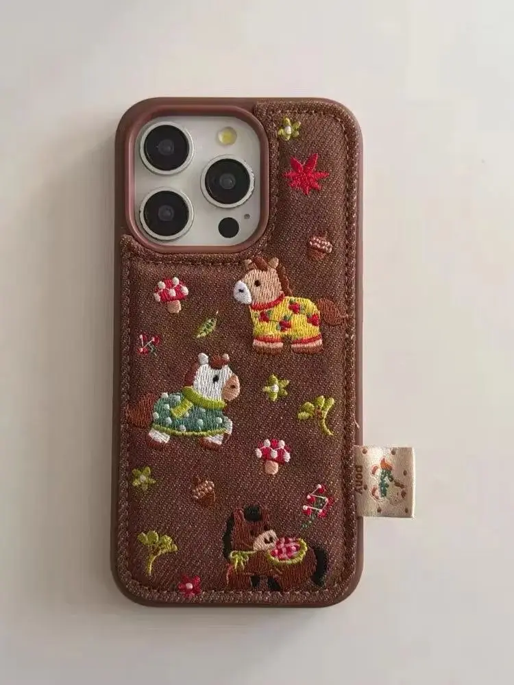 Urocze, modne etui na telefon z haftowanymi trzema konami, pasujące do modeli iPhone 17, 16 Pro Max, 14, 15 Pro. Proste, nowe, odporne na wstrząsy etui ochronne. — zdjęcie produktu 7