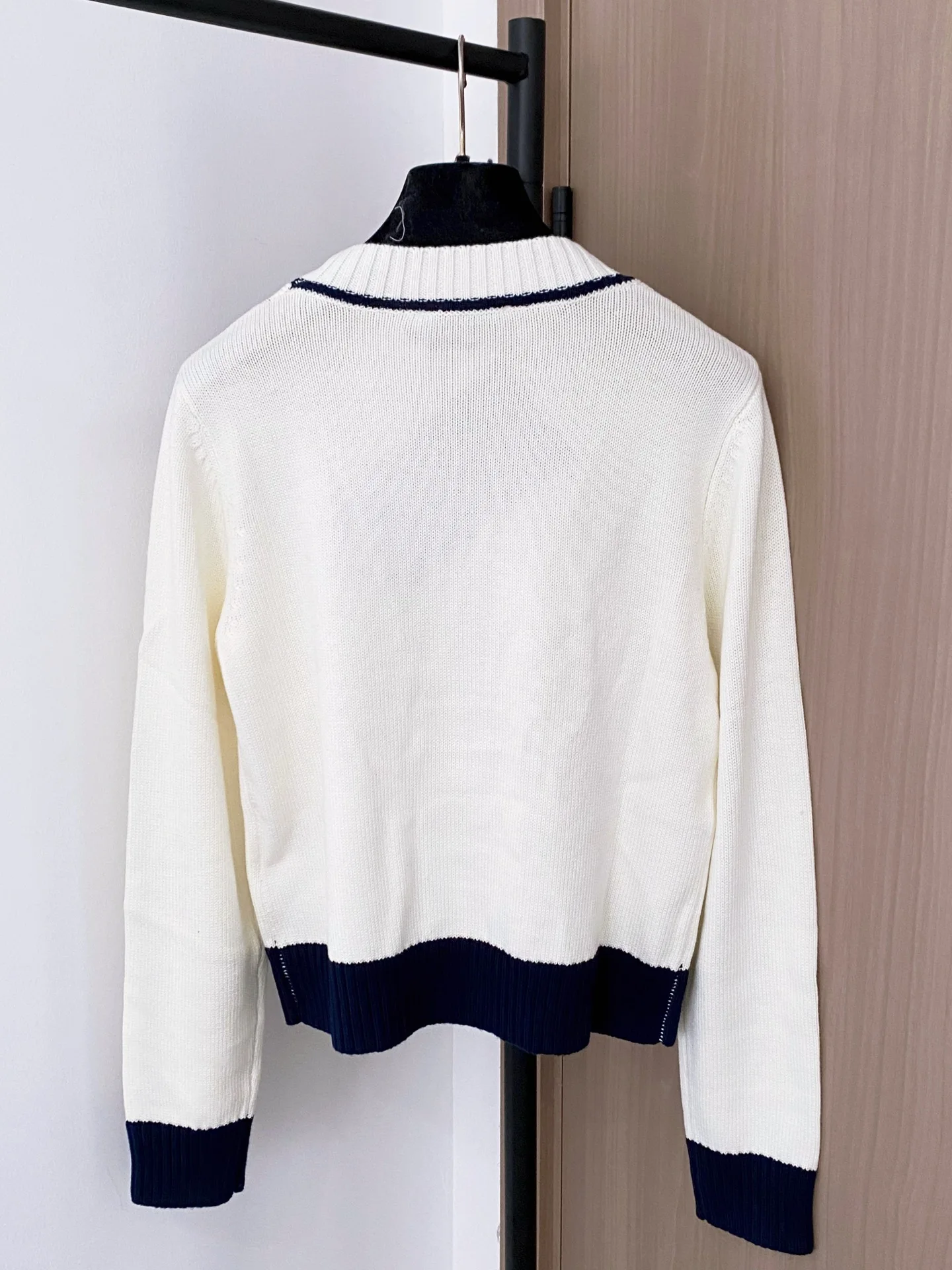 

2025 Autumn/Winter New Women'S Clothes: Slimming, Skin-Brightening, Flared Hem, Color-Contrast Cardigan Sweater
