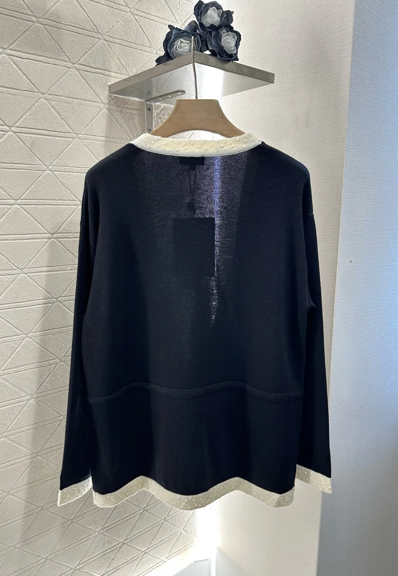 

25 новых черно-белых контрастных цветов, высококачественный женский вязаный кардиган с v-образным вырезом и двойными карманами