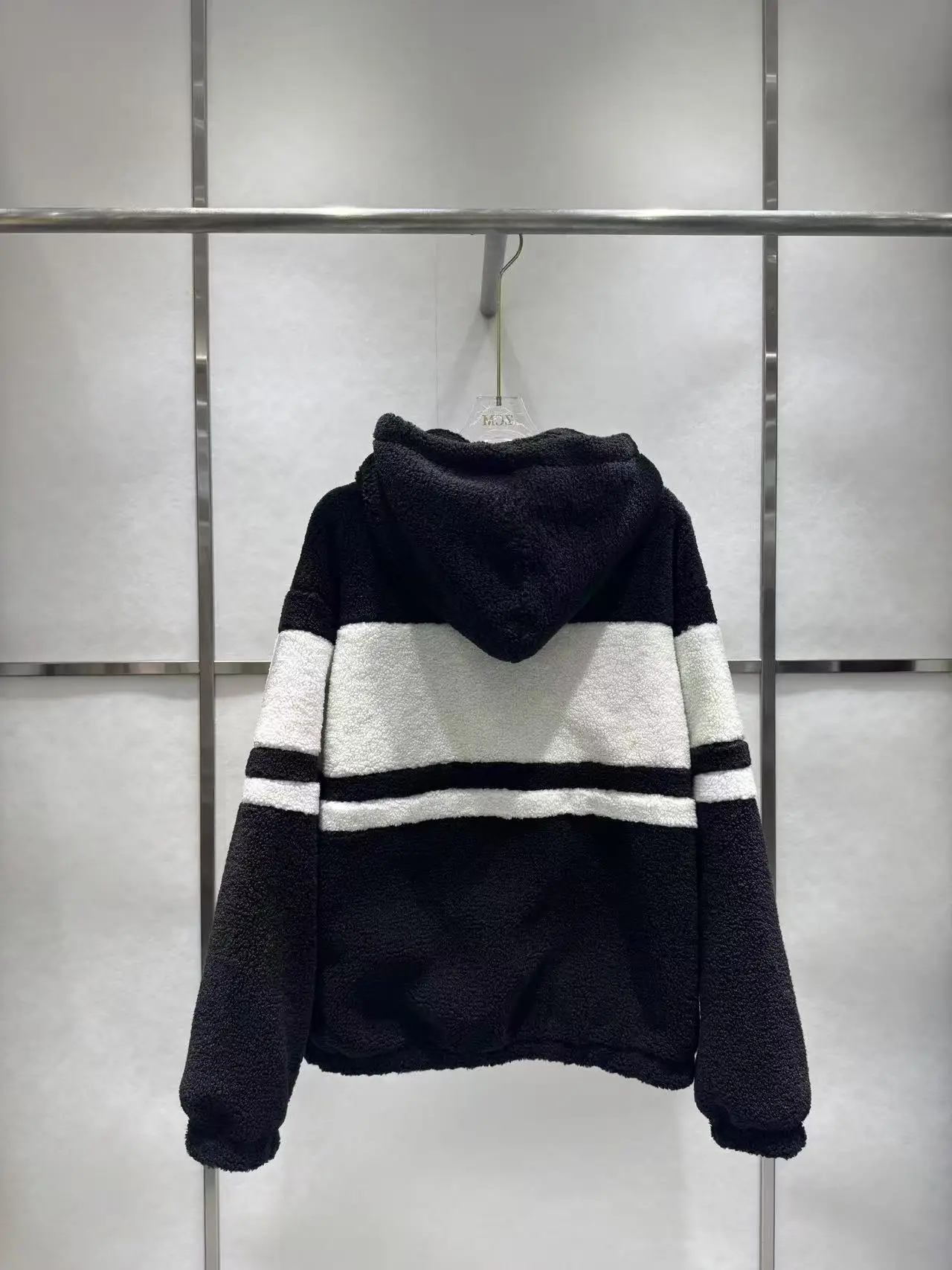 2025年冬新作 レディースファッション 暖かい黒と白のコントラストカラー ステッチ ラムウールコート