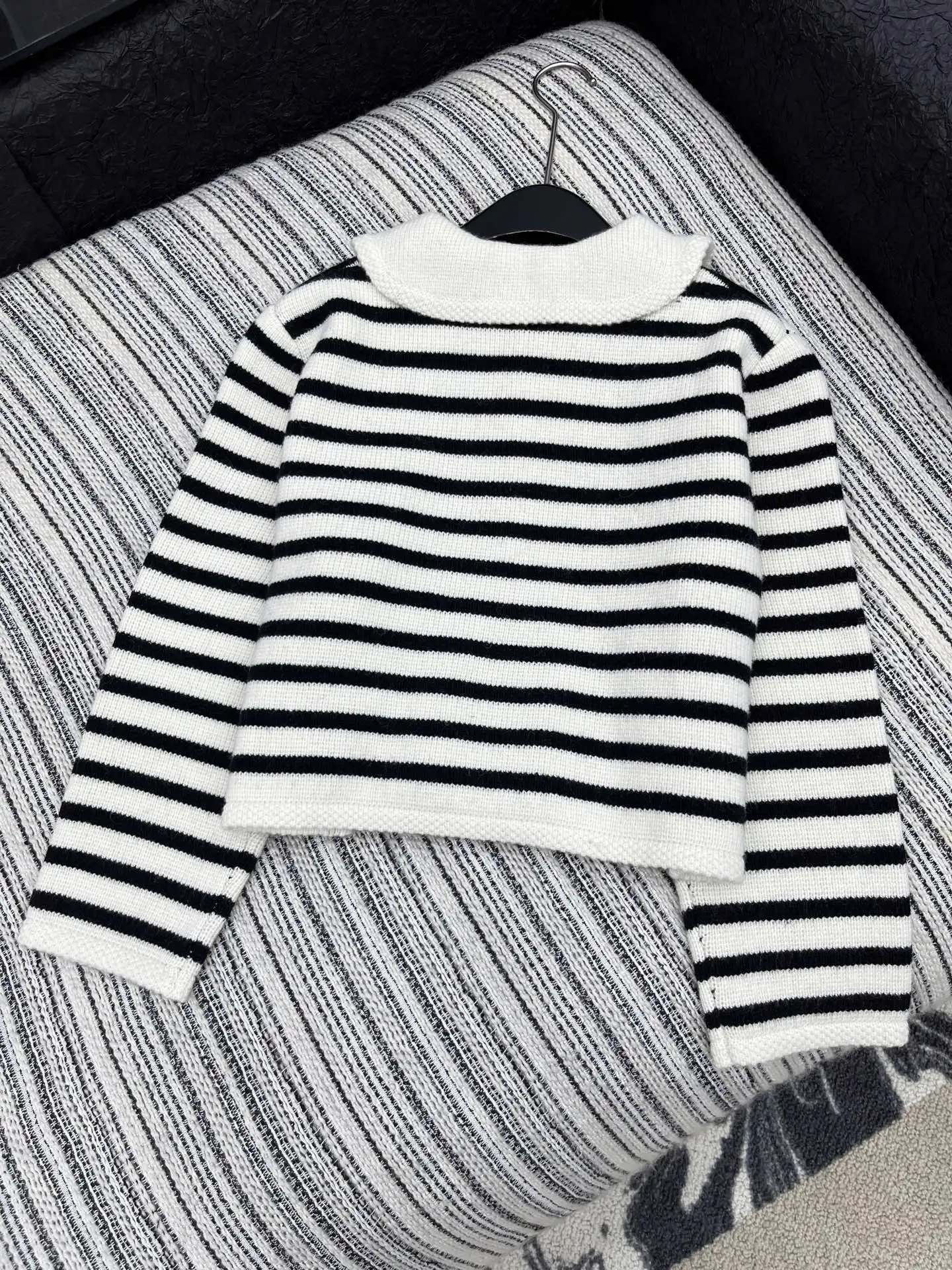 

High Quality Autumn Winter Women's Sweater Casual Fashion Sweet Striped Knitted Buttons Short Style Cardigan JQ011