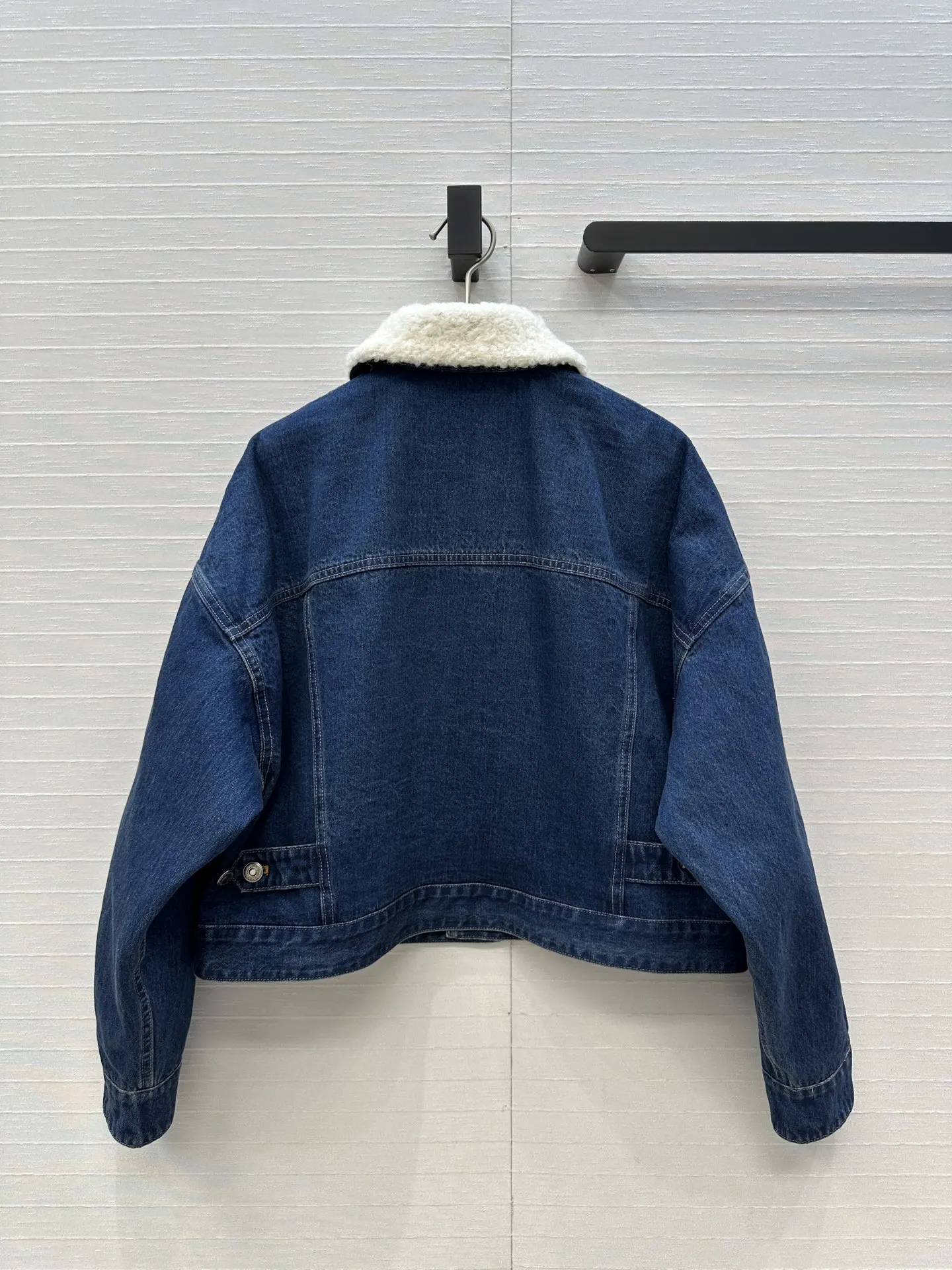 

Осень-зима 2022, новая женская одежда, клетчатая хлопковая джинсовая куртка с меховым воротником ягненка, жаккардовая куртка с надписью с обеих сторон