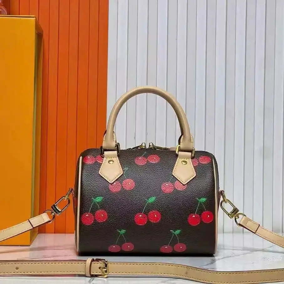 

2025 Новая женская сумка с вишневым узором, сумка из холста и коровьей кожи с принтом, популярная по всему миру
