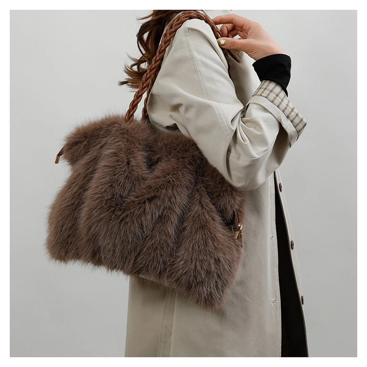 Women\'s Fashionable Plush Large Capacity Tote Bag High-end Pleated Fox Fur Shoulder Crossbody Bag Commuter Bag with Metal Chain