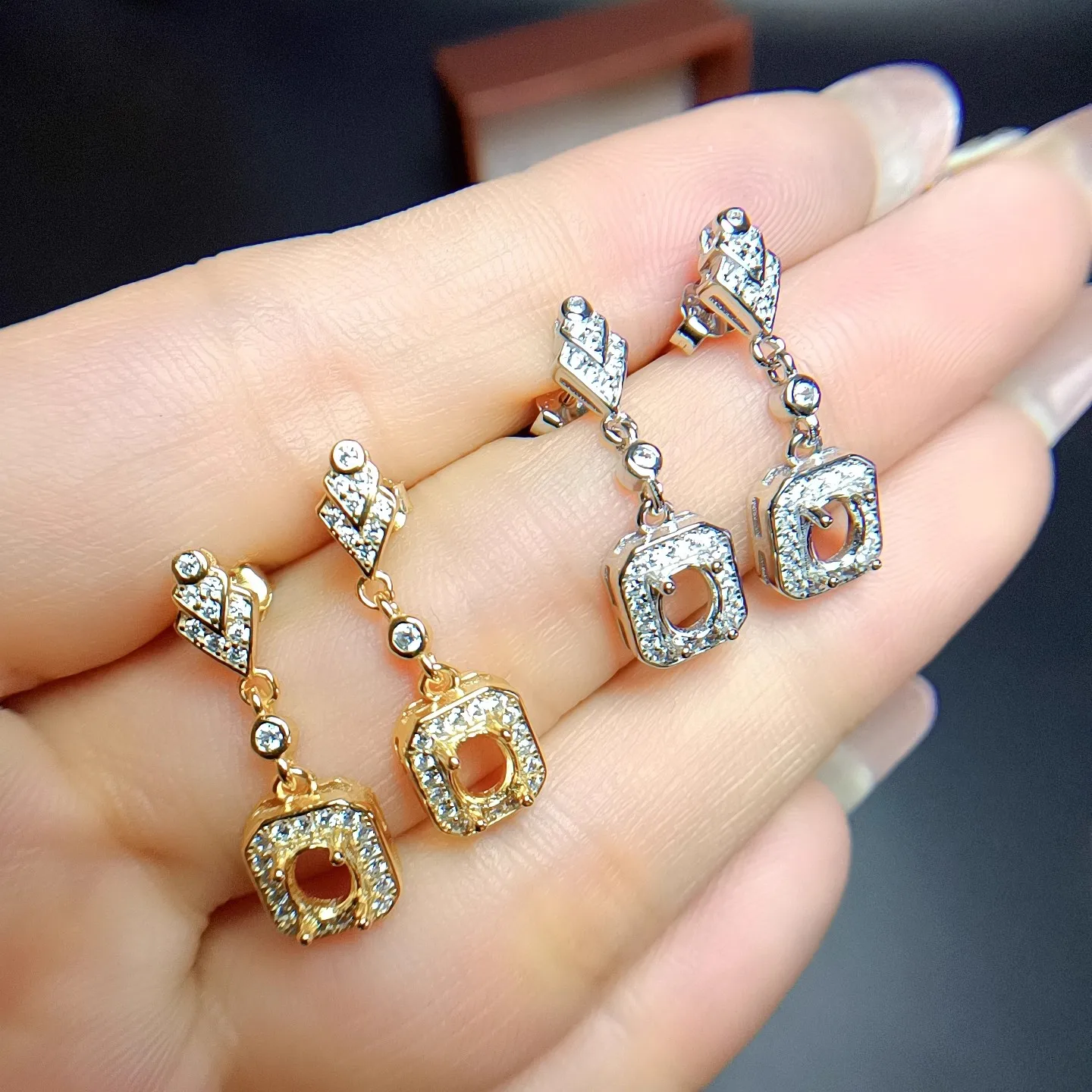 Versatile S925 Silver Ears Pendant Hollow Support Elliptical 4 * 5mm Plated Platinum Gold Female Inlaid Silver Jewelry Gift