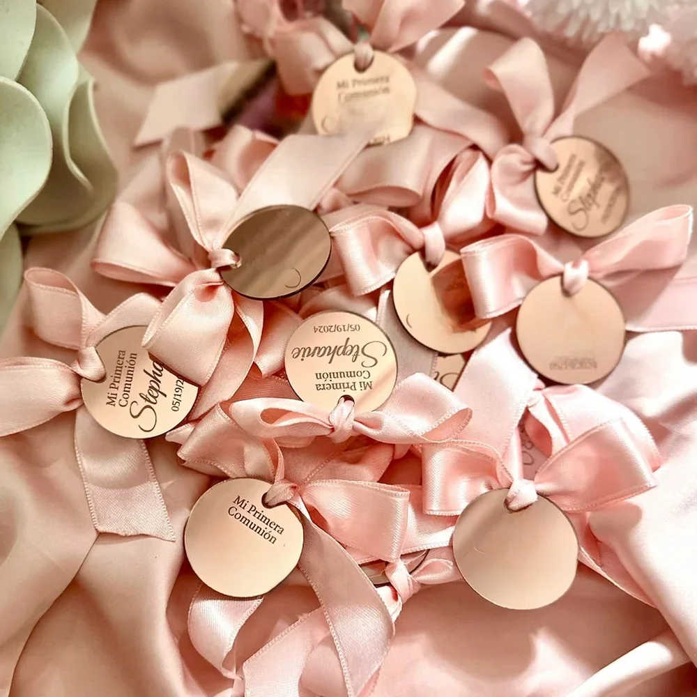 Spersonalizowana zawieszka z różowego złota na prezent z okazji chrztu dziecka, niestandardowa okrągła zawieszka z imieniem i nazwiskiem na baby shower Lustro z podziękowaniem lub kartą ustawienia imprezy — zdjęcie 2