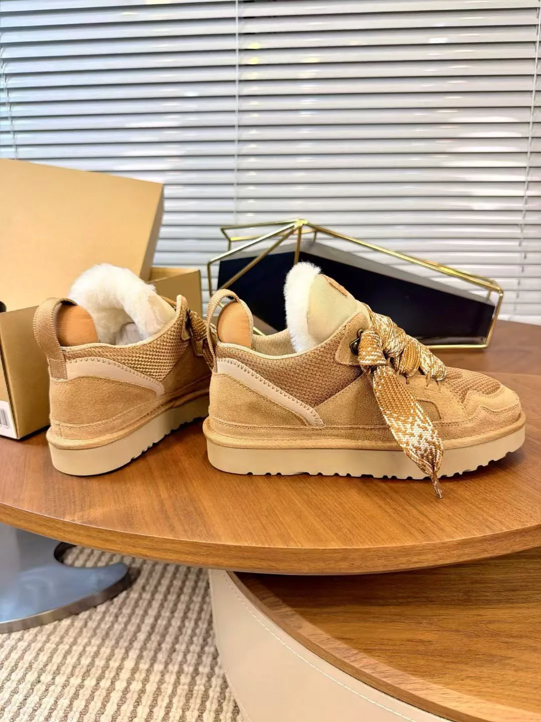 Sneakers invernali da donna con fodera in pile, scarpe calde con suola spessa e antiscivolo, realizzate in pelle scamosciata e rete, con lacci e plateau, ideali per l'uso all'aperto e per la neve,