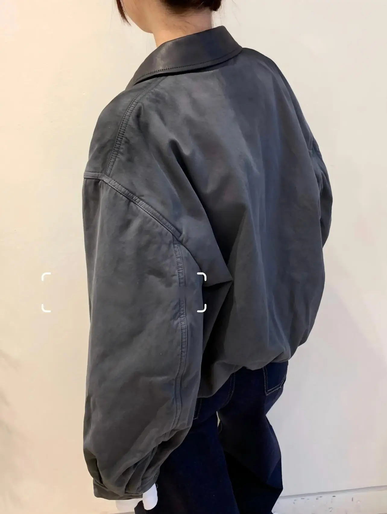 

Модная женская кожаная куртка Y2K 2025 года — воротник с лацканами, короткий стиль, осень-зима, стильная деталь, модный верхняя одежда