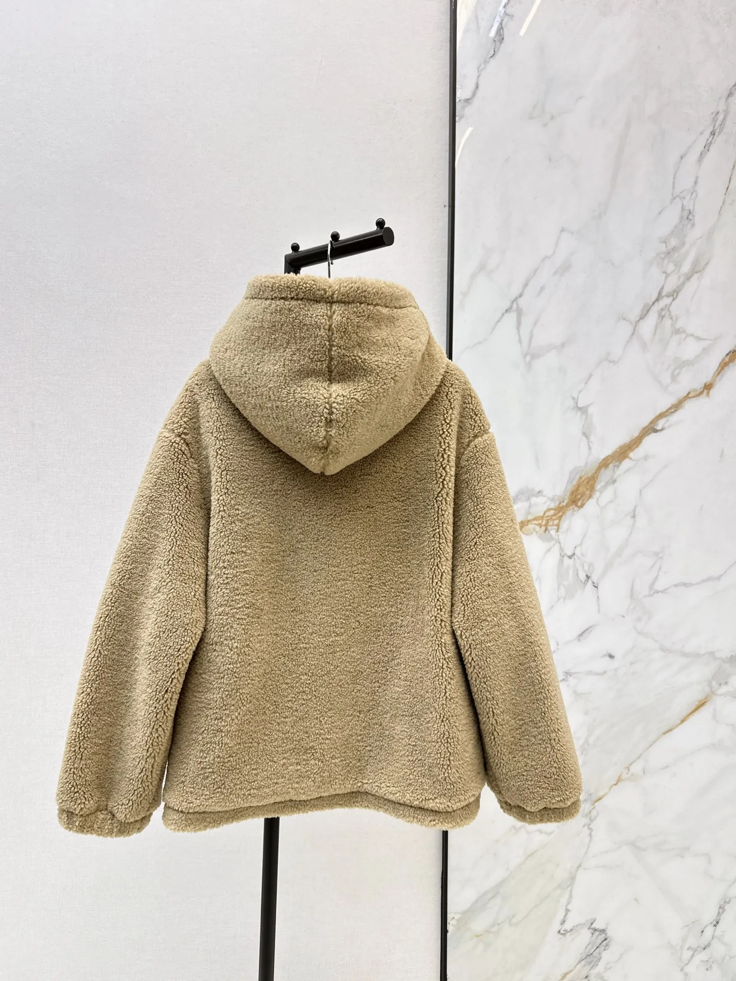 

Women's latest autumn and winter hooded plush jacket, warm and fashionable casual jacket, versatile commuting hooded jacket