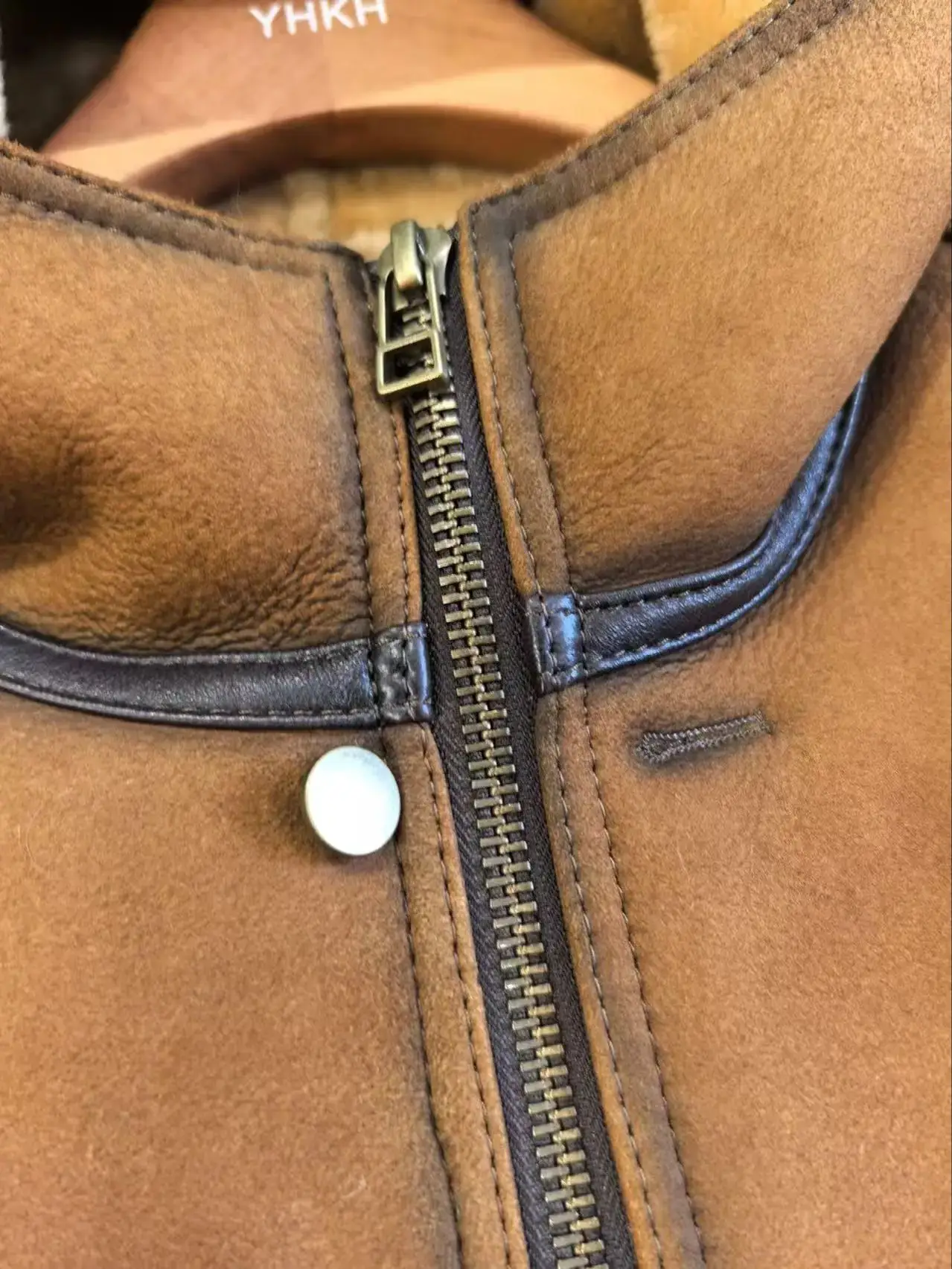 Cappotto retrò alla moda in vera pelle di montone