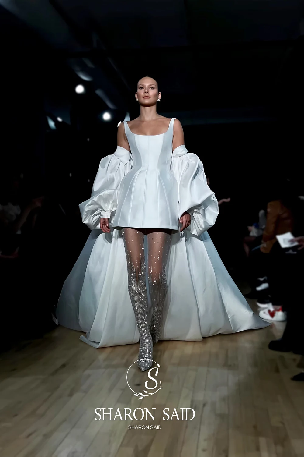 Sharon Said Abito da sposa in raso bianco sporco con colletto quadrato semplice 2025 con maniche a mantella staccabili Abiti da sposa SW320 personalizzati