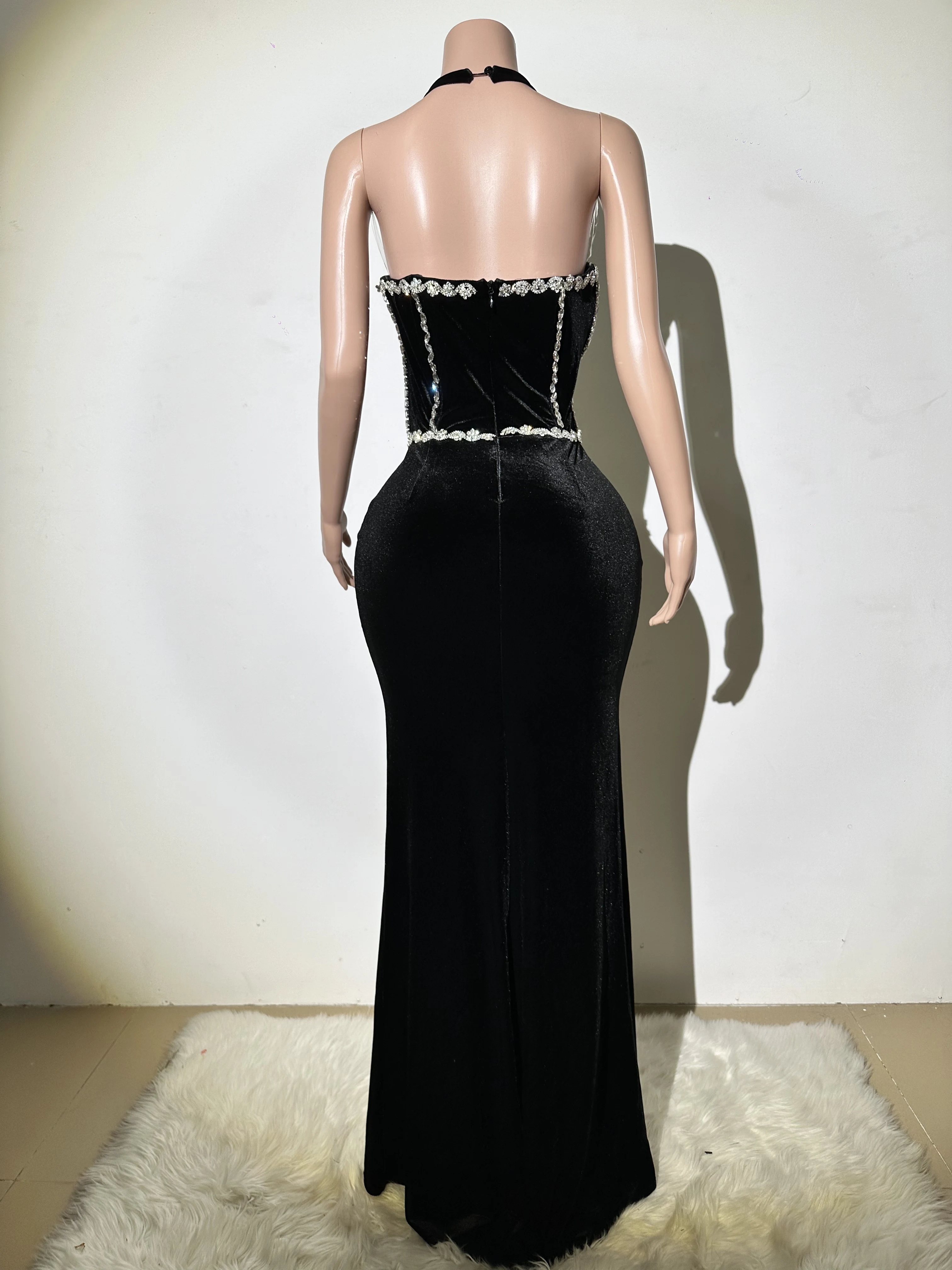 Letnia moda z błyszczącymi diamentami, wisząca szyja i talia, czarna aksamitna elegancka suknia wieczorowa