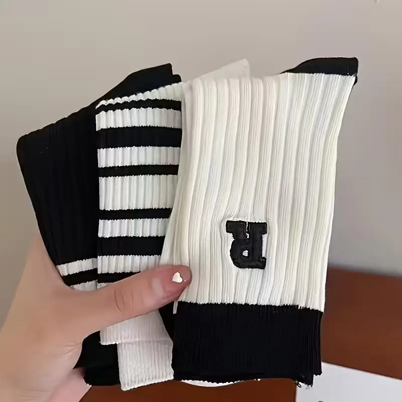 5 paia di calzini di media lunghezza traspiranti e confortevoli, morbidi calzini sportivi neri R, essenziali per l'autunno e l'inverno