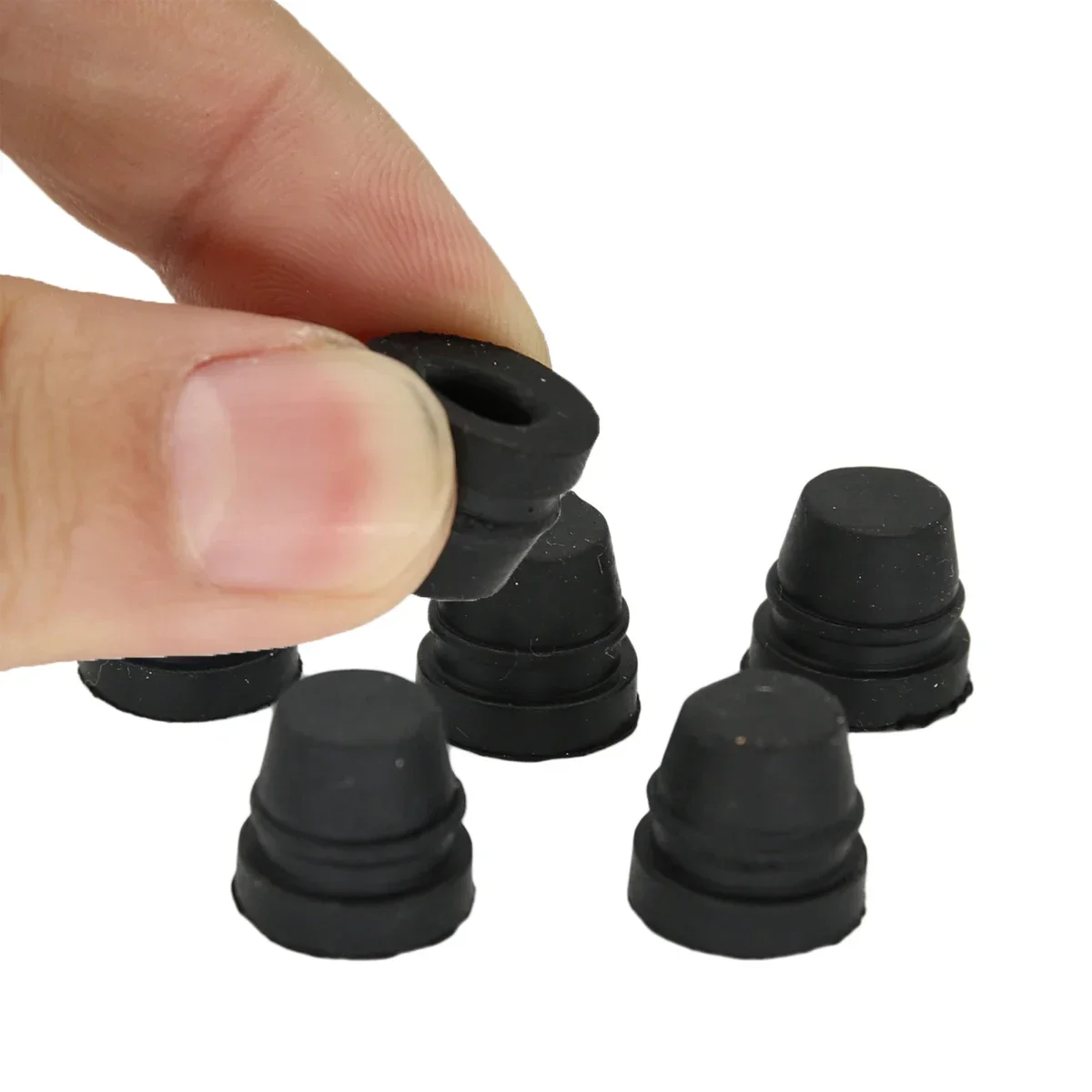 Étrier de pompe supérieur et inférieur de frein, manchon d'amortisseur, couvercle anti-poussière, pompe de frein à disque en caoutchouc, capuchon étanche, pièces de moto