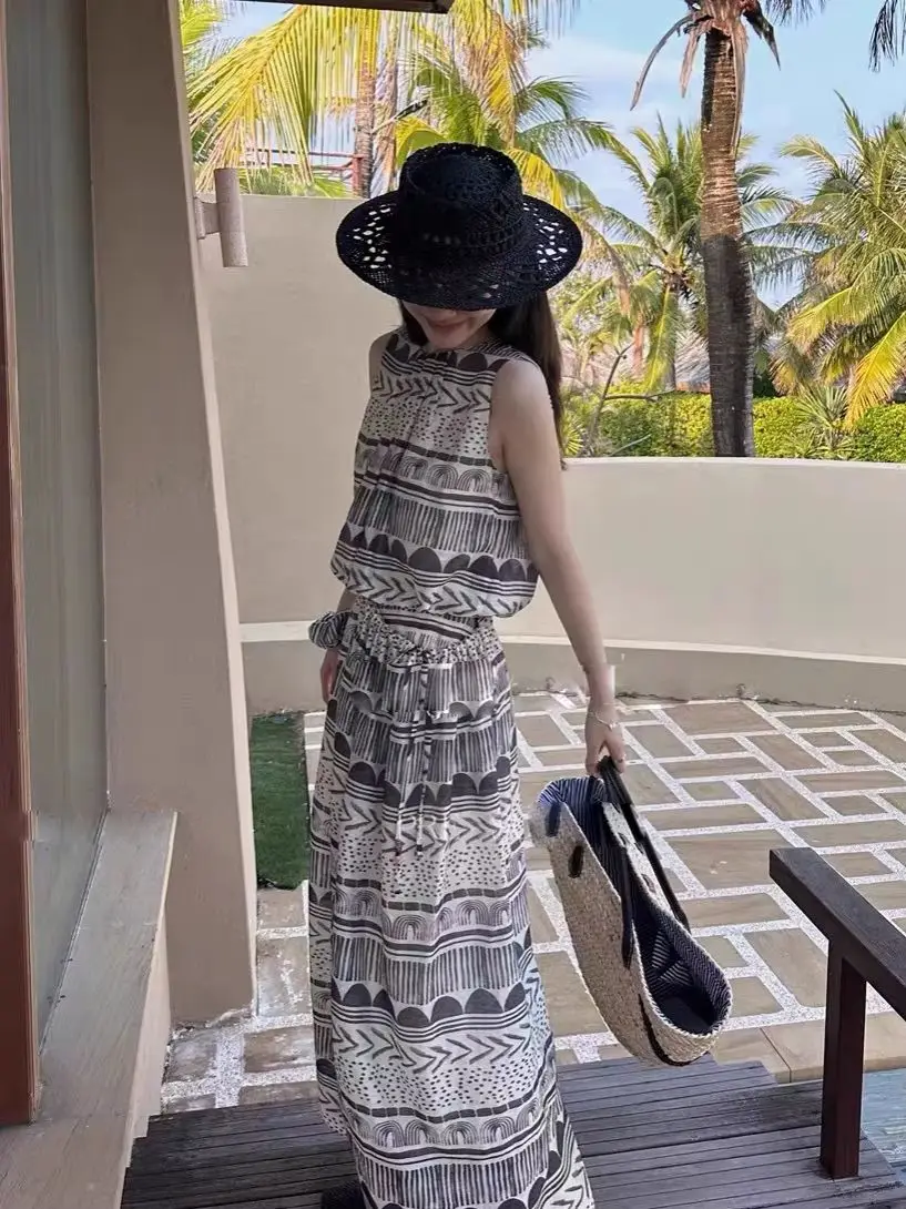 

Retro style women's summer holiday sleeveless dress