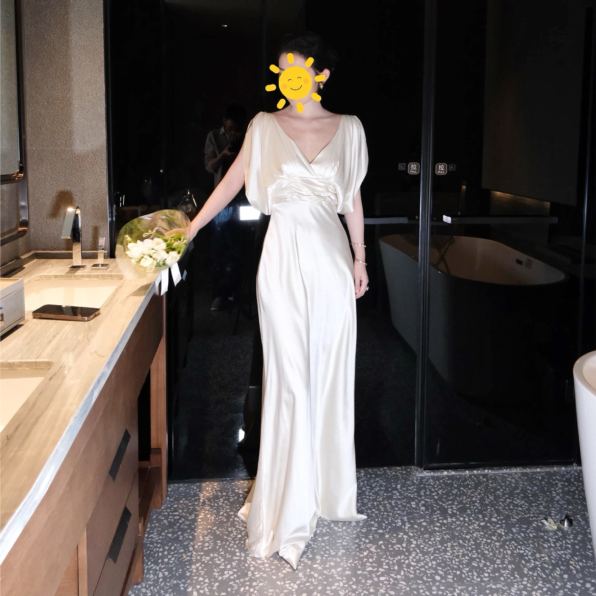 

2025 Sexy V-Neck Silky Silk Evening Dress Elegant Puff Sleeves Pleated Dressing Gown Long Dress Formal Occasion Prom Dress