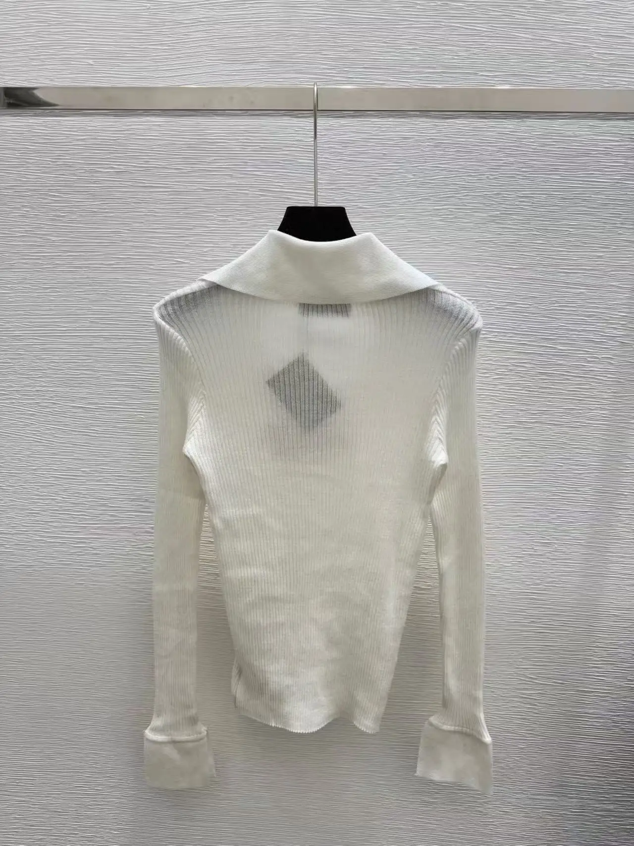 

2025 Early Autumn New Arrival: Solid Color Simple Collar Knit Long Sleeve Top