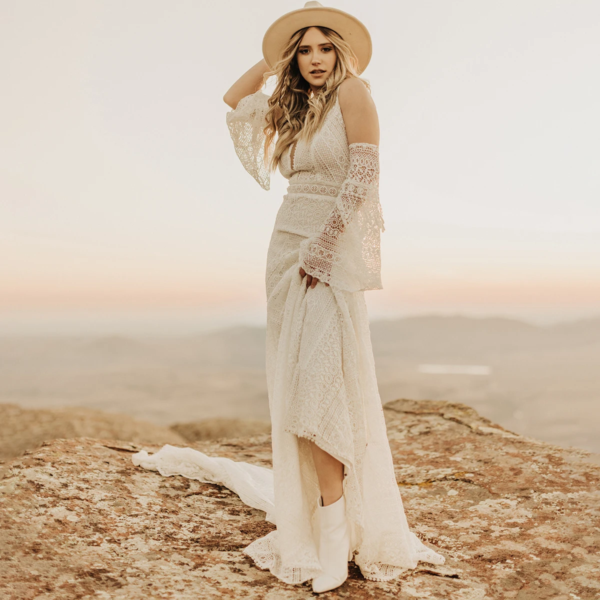 분리형 긴 벨 슬리브 플 런지 V Elopement 신부 가운 Tassels 컷 아웃 레이스 Boho Western 맞춤형 트럼펫 웨딩 드레스