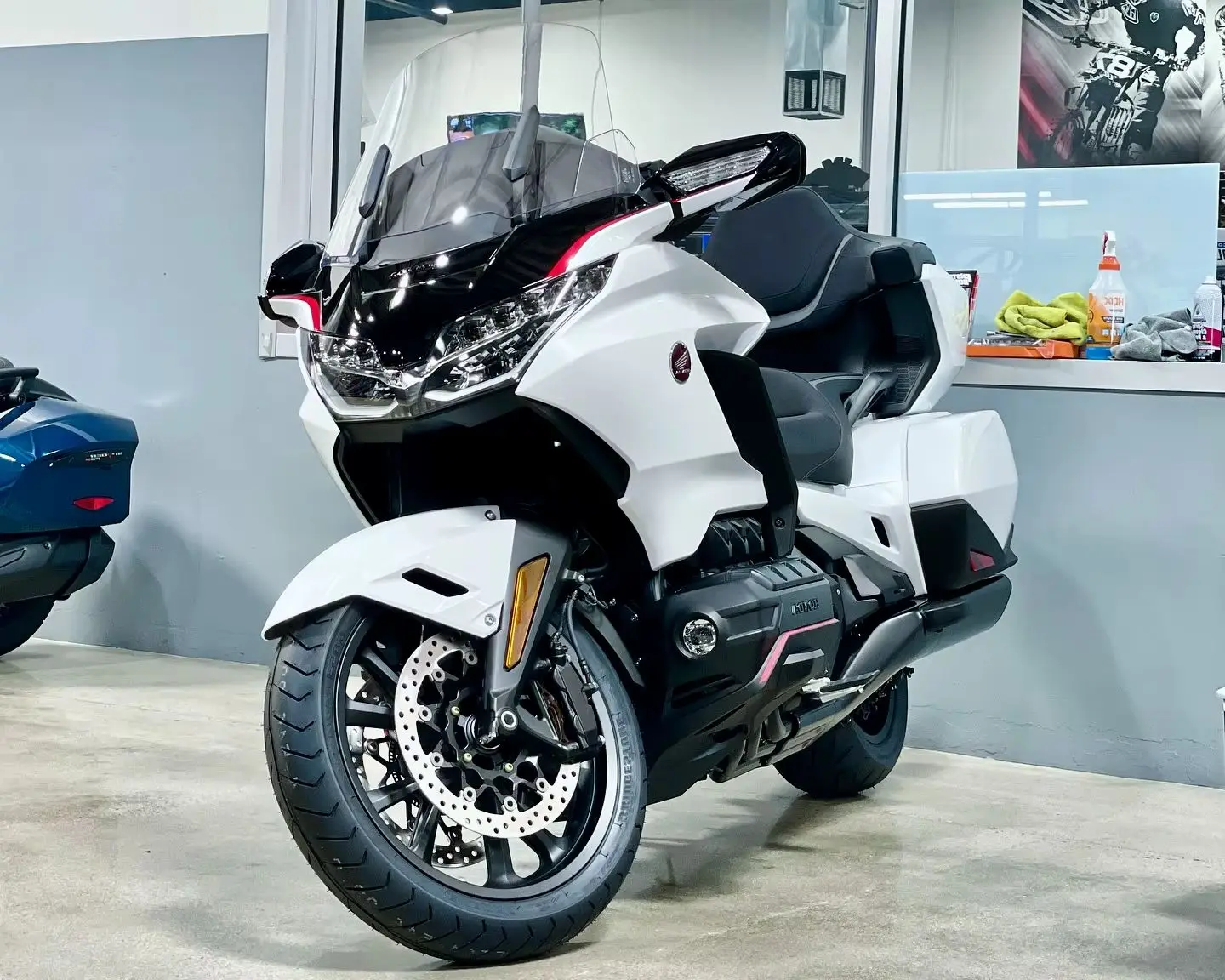 2024 골드 윙 투어 에어백 자동 DCT (펄 화이트) 크루저 자전거 (모델 번호: GL18TDAR) 투어링 오토바이, 빠른 판매