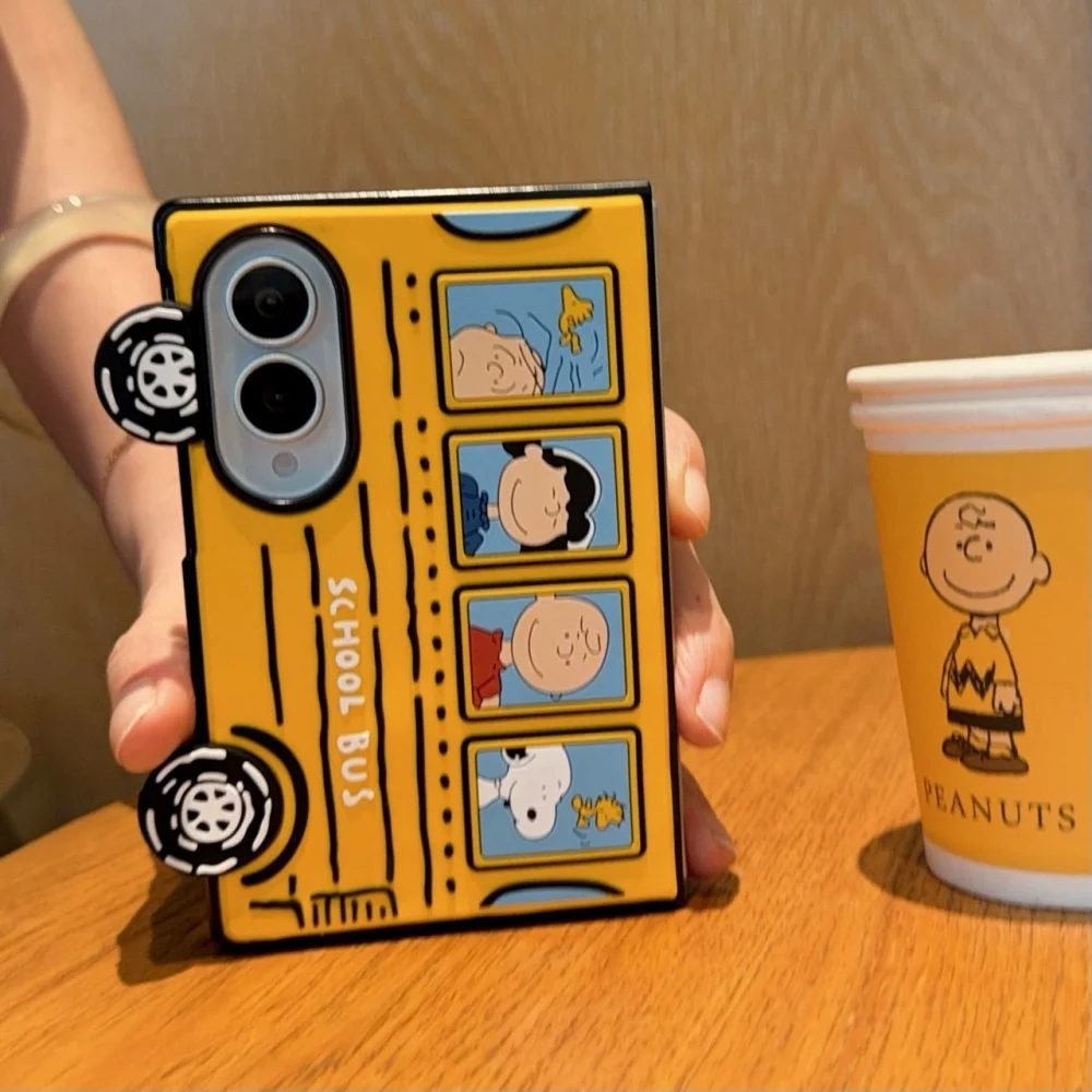 Urocze, trójwymiarowe etui na telefon z motywem Snoopya, przeznaczone dla modeli Samsung Galaxy Z Fold 8, Ultra Fold 7, Fold 7, 6, 5, 4. Etui z łańcuszkiem do noszenia na krzyż. — zdjęcie produktu 6