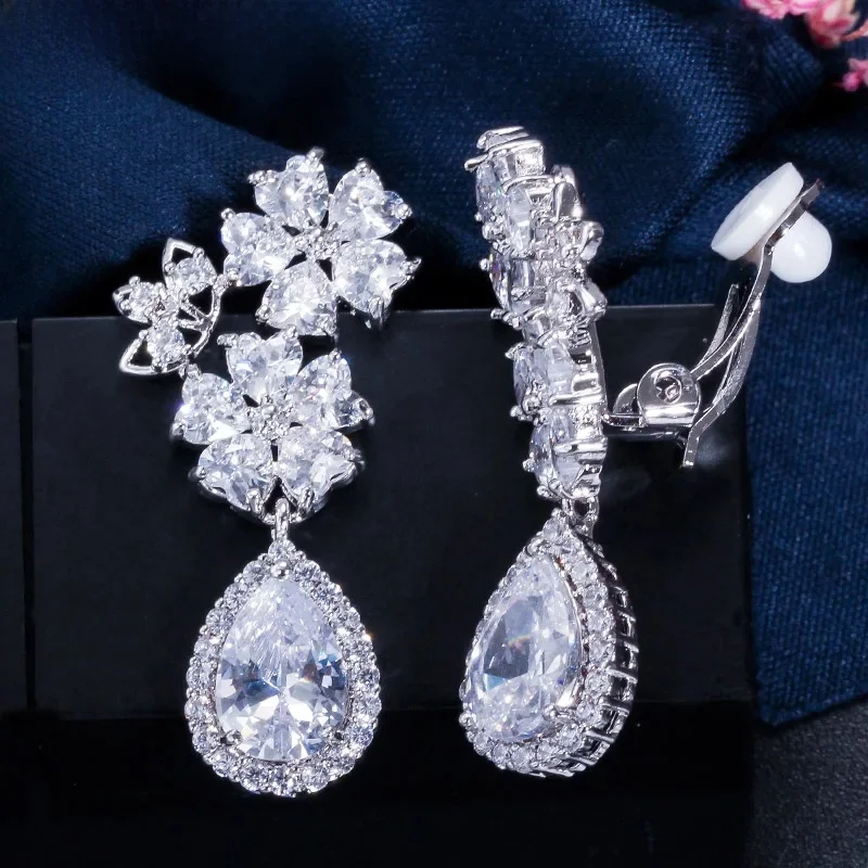 CWWZircons Eleganckie klipsy do uszu w kształcie kwiatów z kryształami cyrkoniowymi, dla osób bez przekłutych uszu, biżuteria ślubna EJ0007 — zdjęcie 2