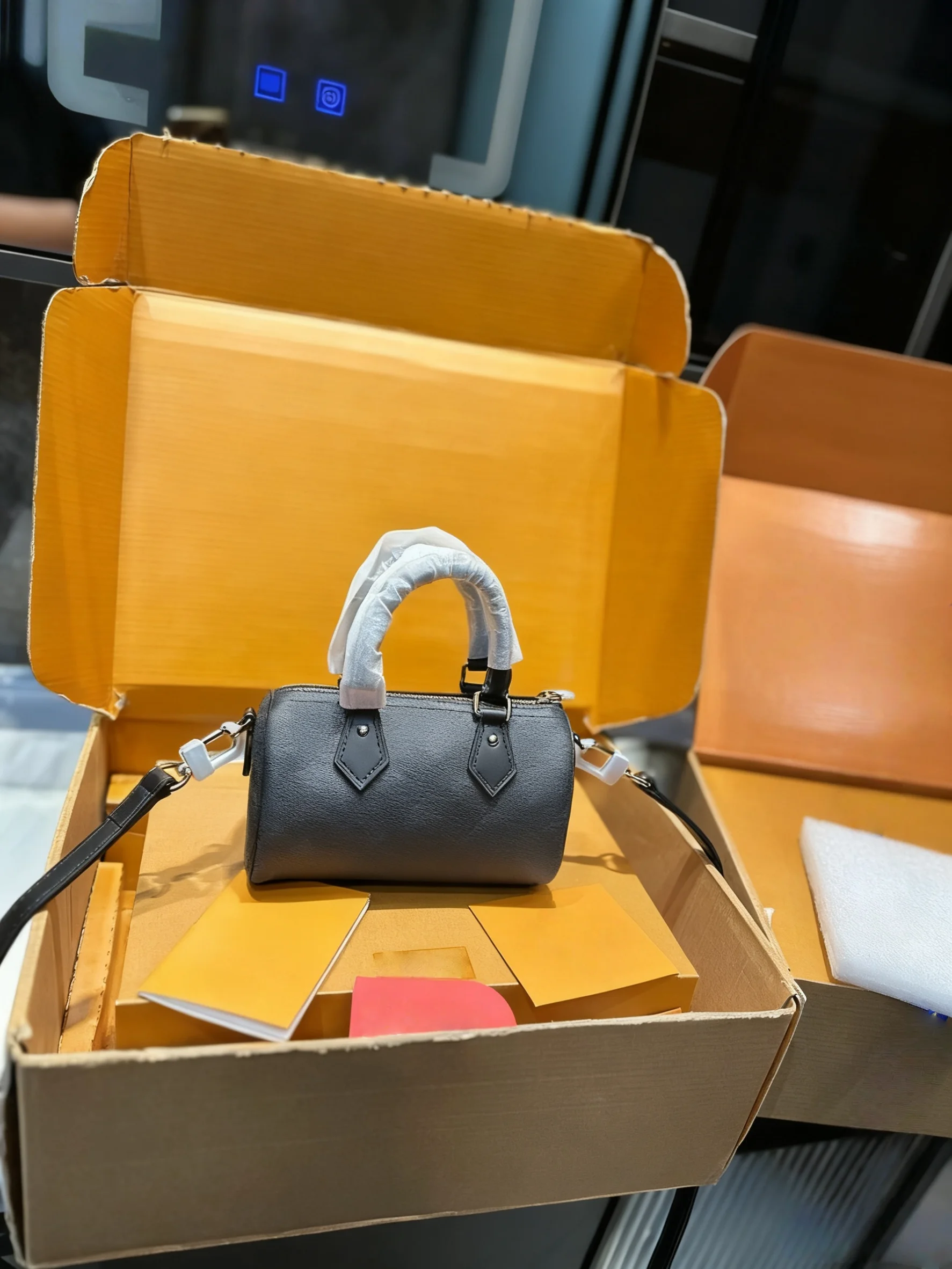 

2025 New SIZE: 16X8x9 CM Fashionable Versatile bags leather cherry Portable can be carried on the shoulder no boxes