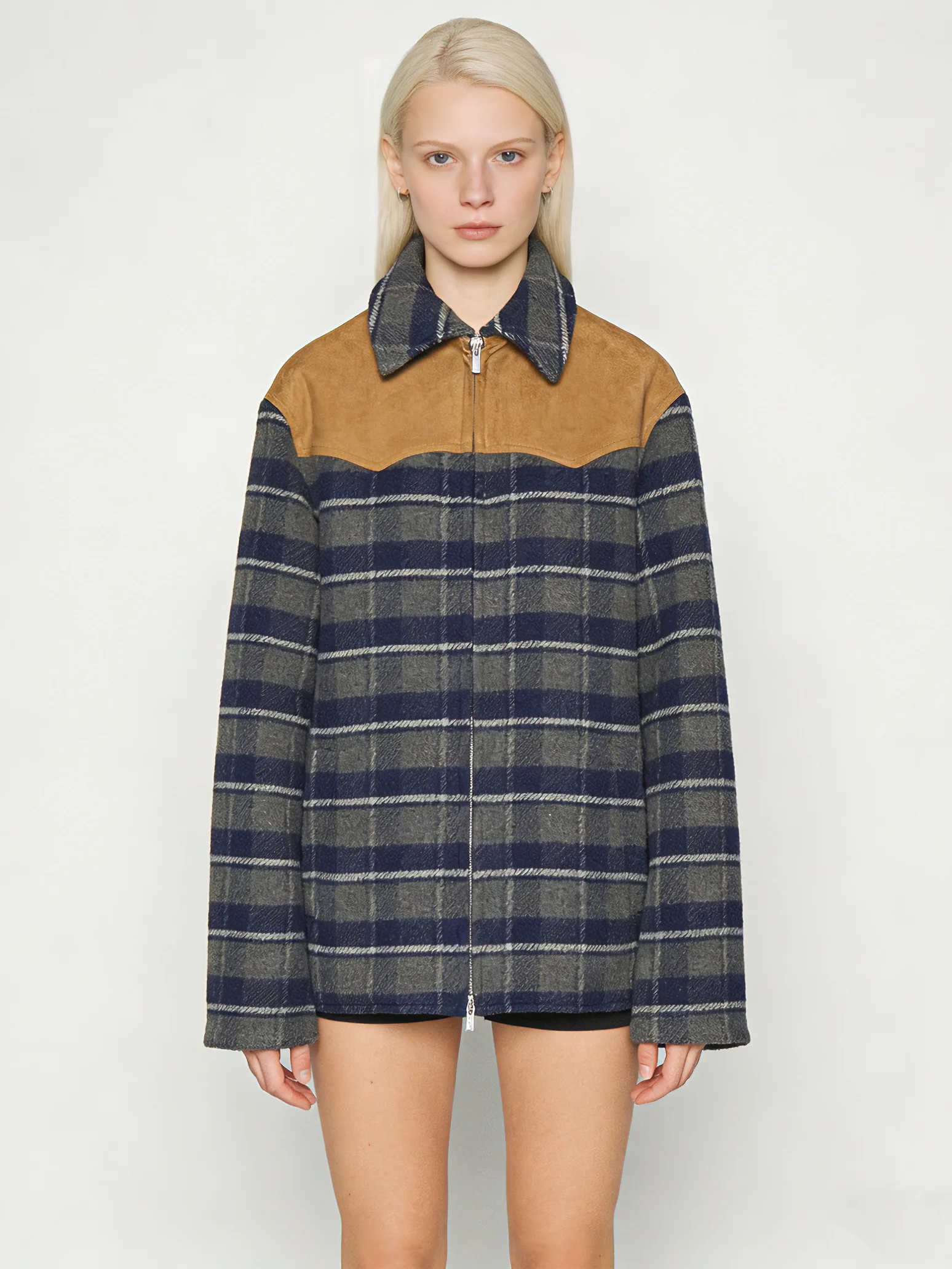 

Женская куртка из 100% шерсти сине-серого цвета в клетку, с замшевыми вставками, на молнии, с воротником