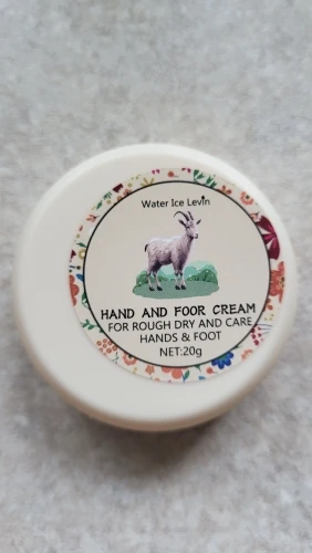 Cracked Hands and Feet Ointment Is Rich in Honey and Hyaluronic Acid, Deeply Moisturizes, Say Goodbye to Dry Hands and Feet, Allow Soft and Smooth Skin on Hands and Feet photo review