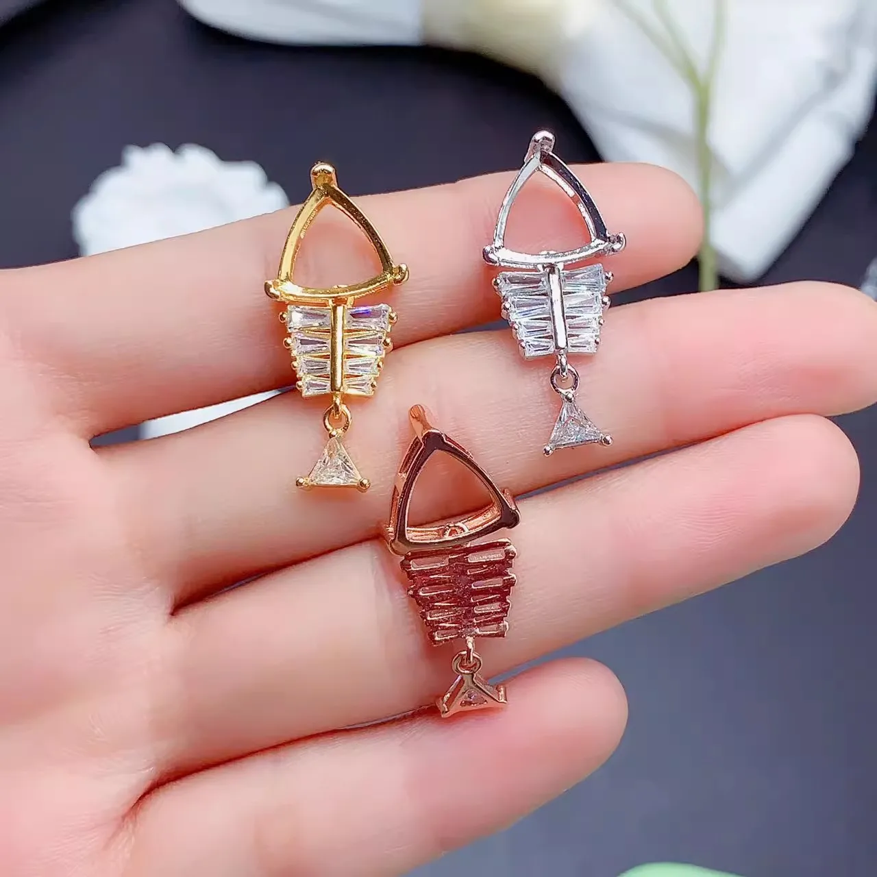 Jiaotou Fish S925 Silver Pendant with Empty Support Triangle 10 * 10mm Silver Support Plated with White Gold Rose Gold for Women