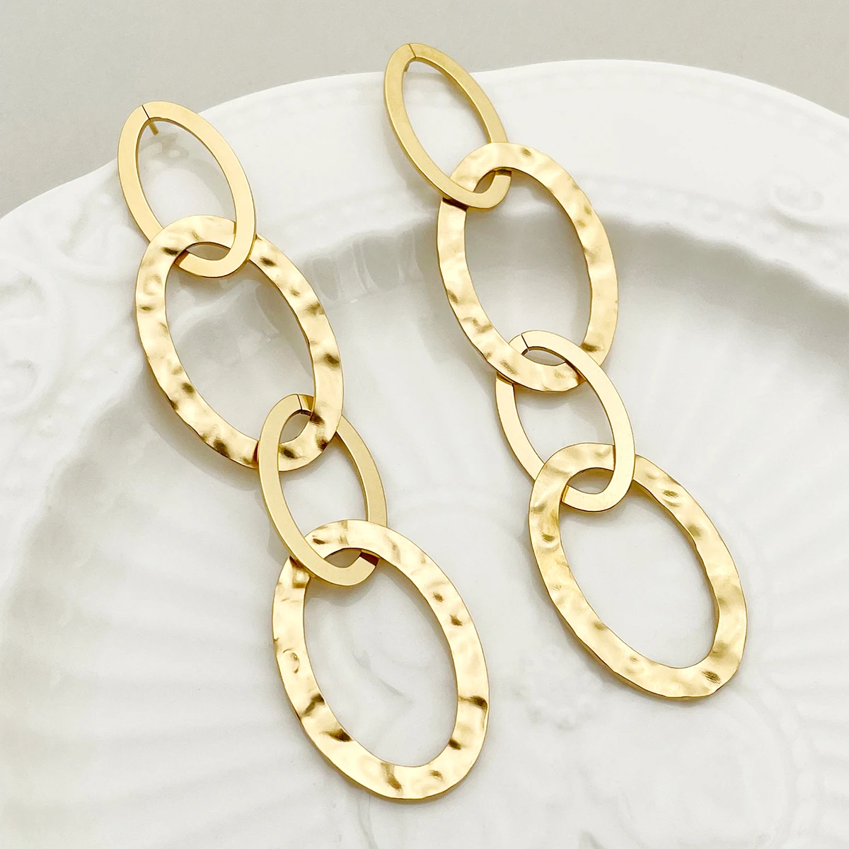 

Stylish and simple gold long geometric oval hollow tassel stainless steel earrings, suitable for women's parties and gatherings