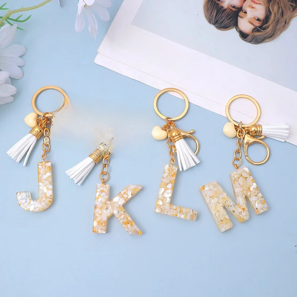 Porte-clés en résine 26 initiales, couleur crème, pendentif pompon en forme de cœur, lettre A à Z, pour femmes, ornements de sac, cadeau de fête