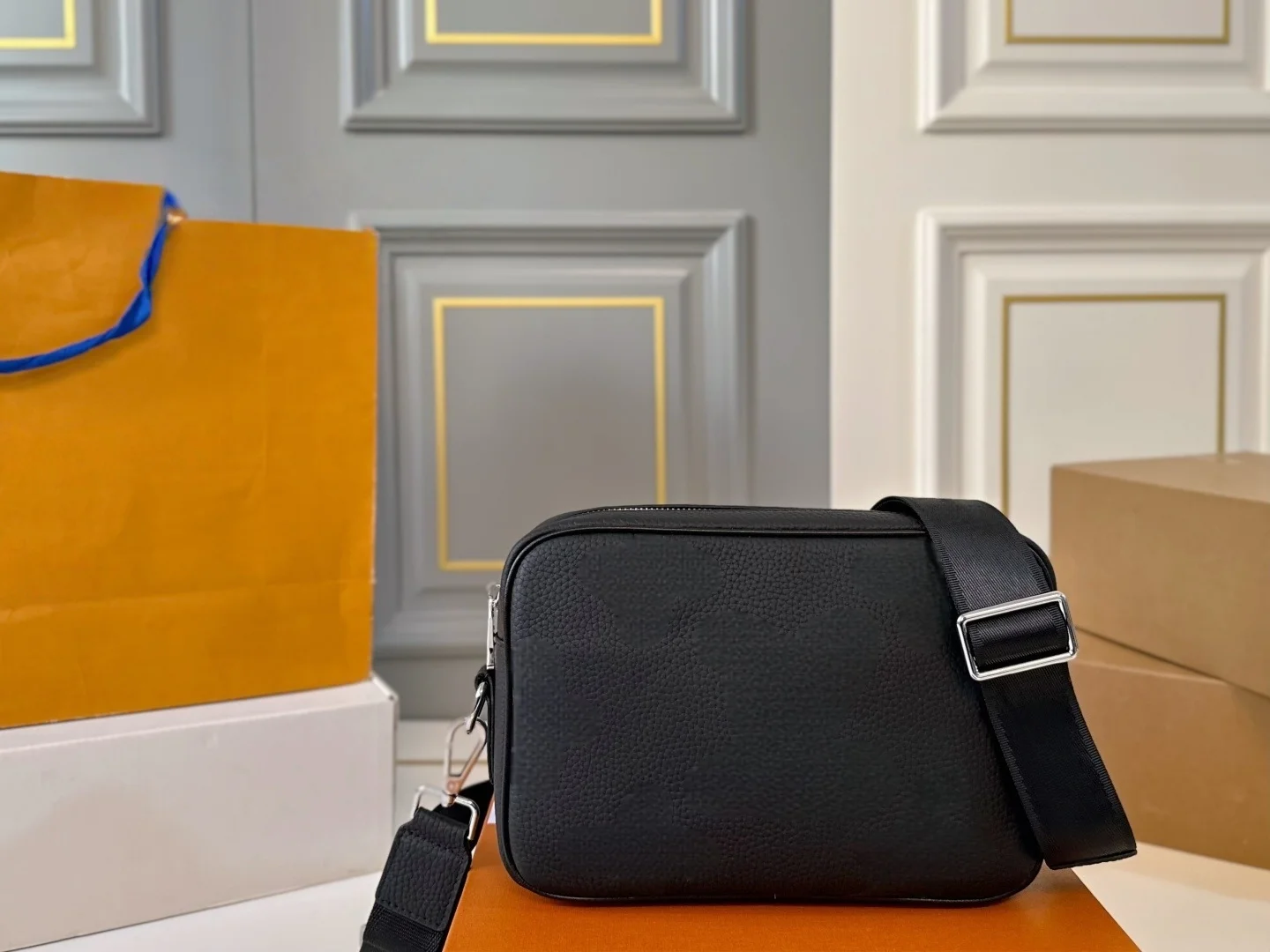 

2025 New SIZE: 24x17 CM Fashionable Versatile bags leather cherry Portable can be carried on the shoulder no boxes