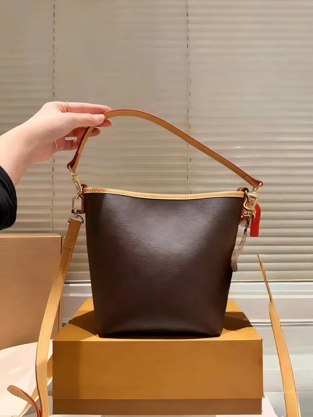 

Женская темно-коричневая кожаная сумка-мешок с металлическим замком и контрастным ремешком, регулируемой ручкой, офисный повседневный кошелек
