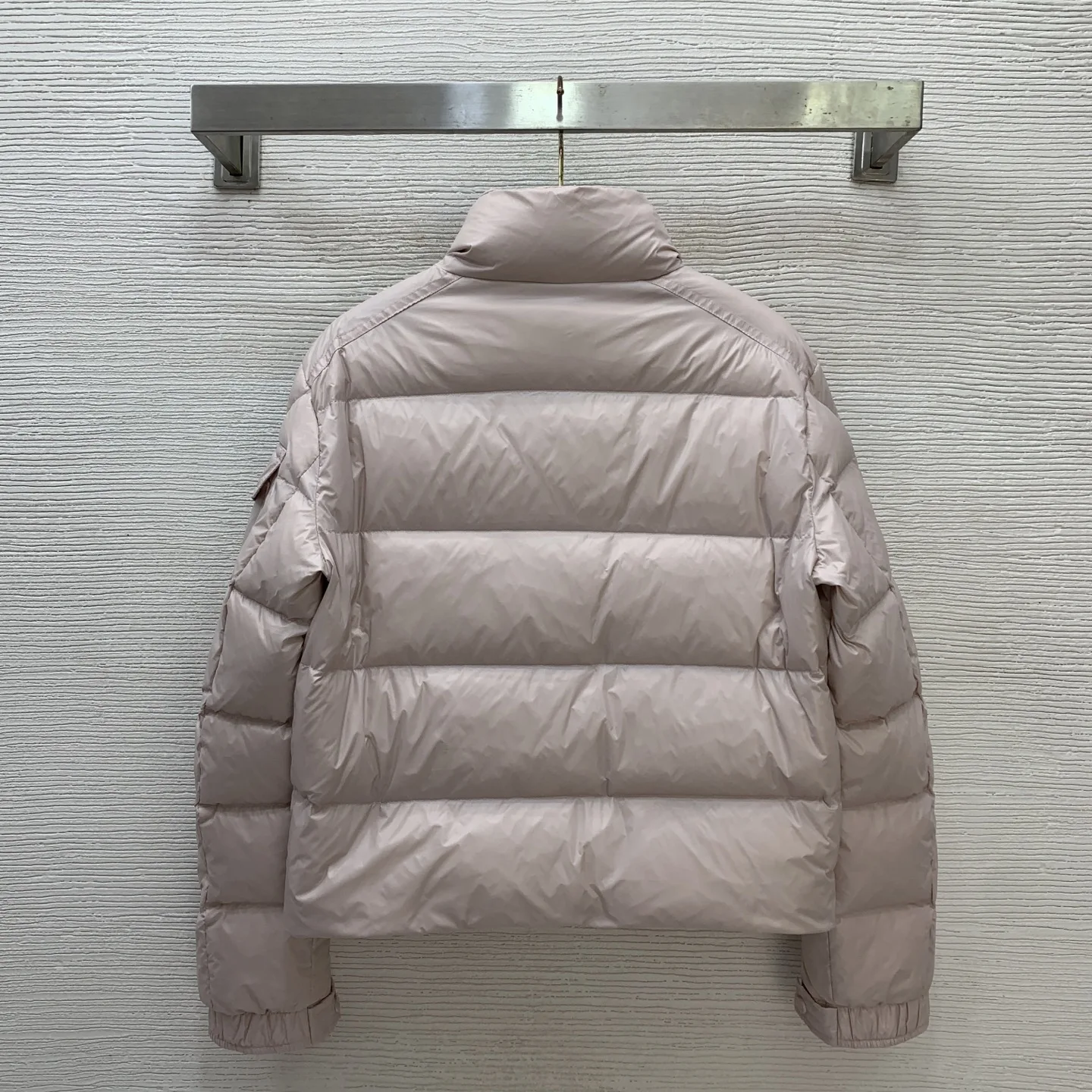 เสื้อแจ็คเก็ตผู้หญิงแบบใหม่ปี 2025 แจ็คเก็ตขนเป็ดสีขาวแบบหนา มีปกตั้ง สไตล์เบรดแจ็คเก็ต มีกระเป๋าแบบฝาปิด