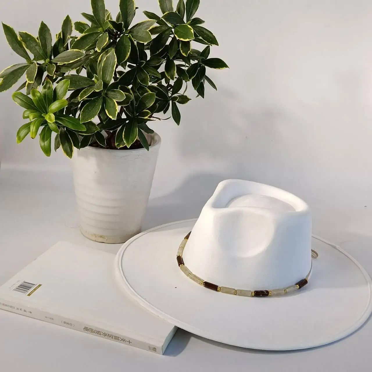 

Pure suede material9.5 cm wide brim unisex Western-style hat with amber-colored embellishments suitable for jazz ridingorparties