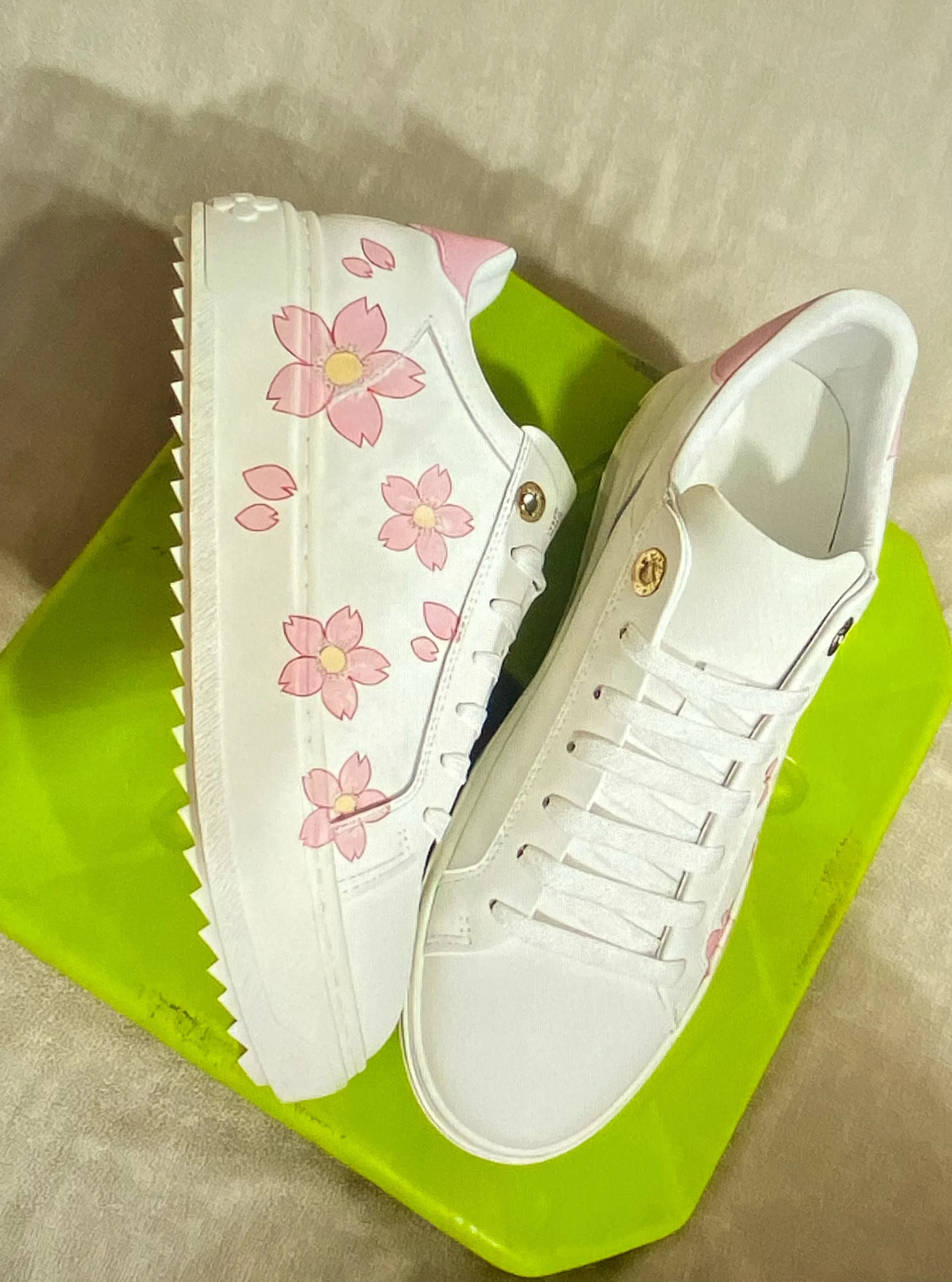 

Повседневные женские кожаные кроссовки Sweet Cherry Blossom Pattern, новинка 2025, белая спортивная обувь на толстой подошве со шнуровкой (размер: 34-42) C13