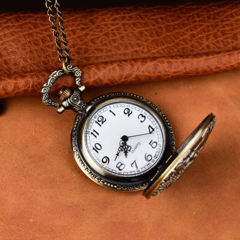 Orologio da tasca al quarzo con intaglio in bronzo Vintage per uomo orologio a catena con cassa frontale in cervo inciso per Display analogico regalo di raccolta